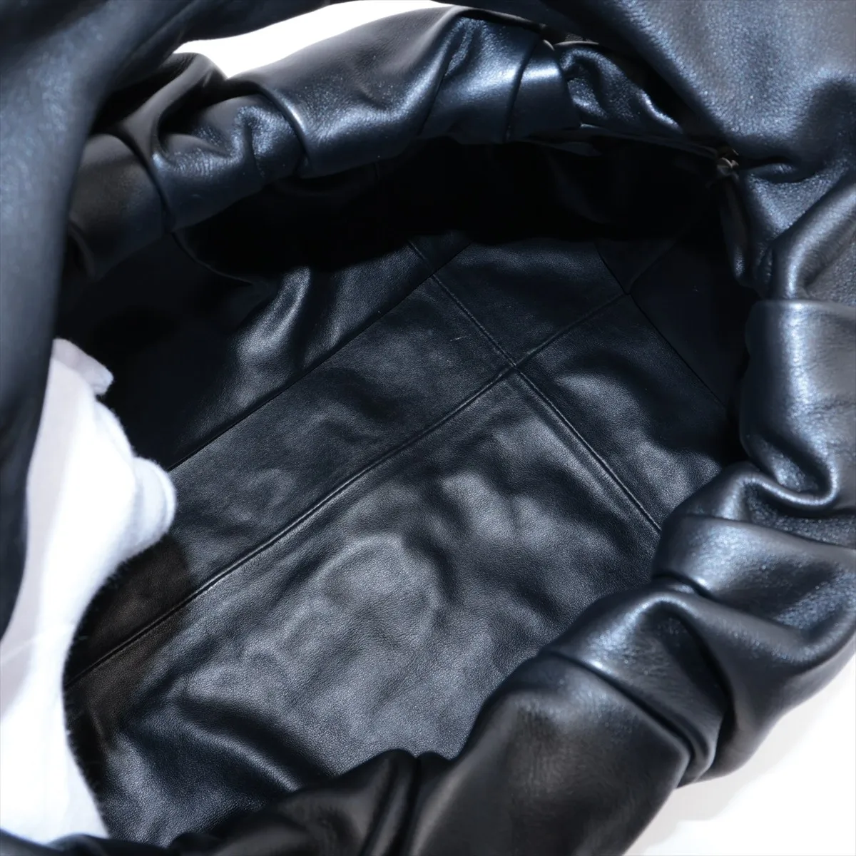 The Shoulder Pouch Leather Shoulder Bag Black — view 8