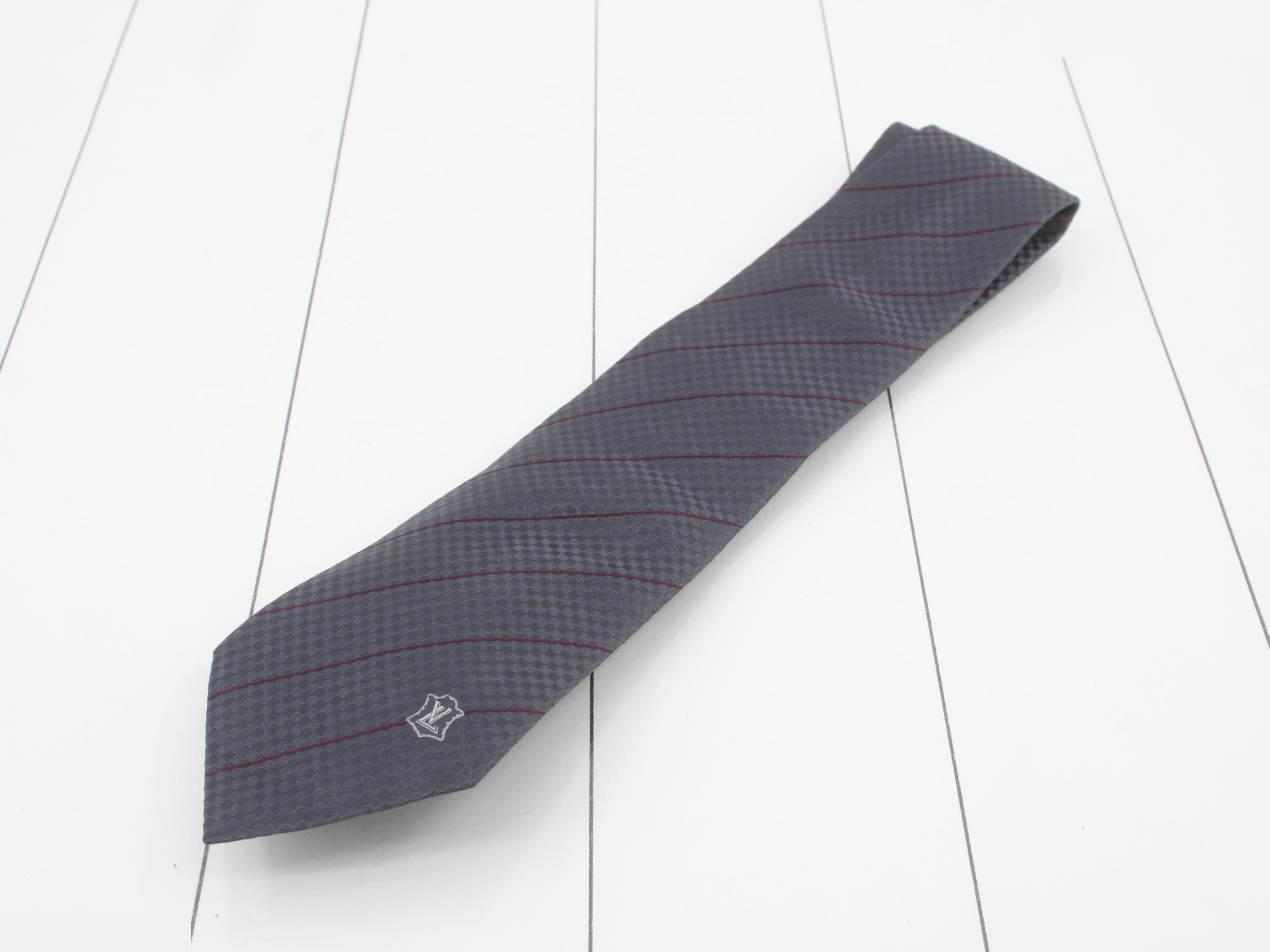Gray tie