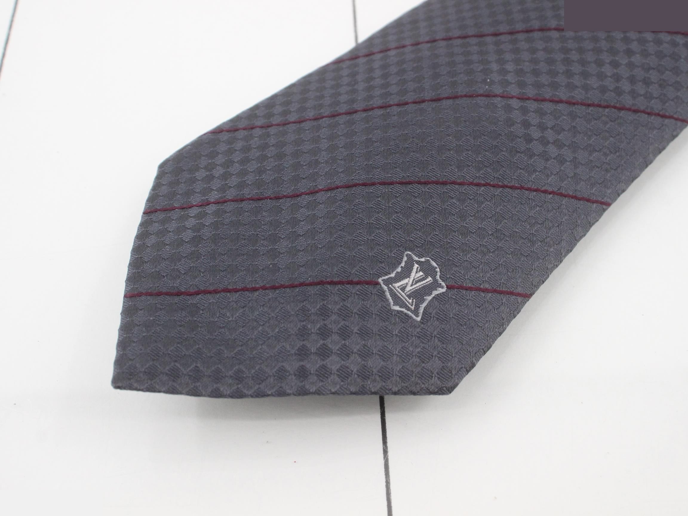 Gray tie — view 3