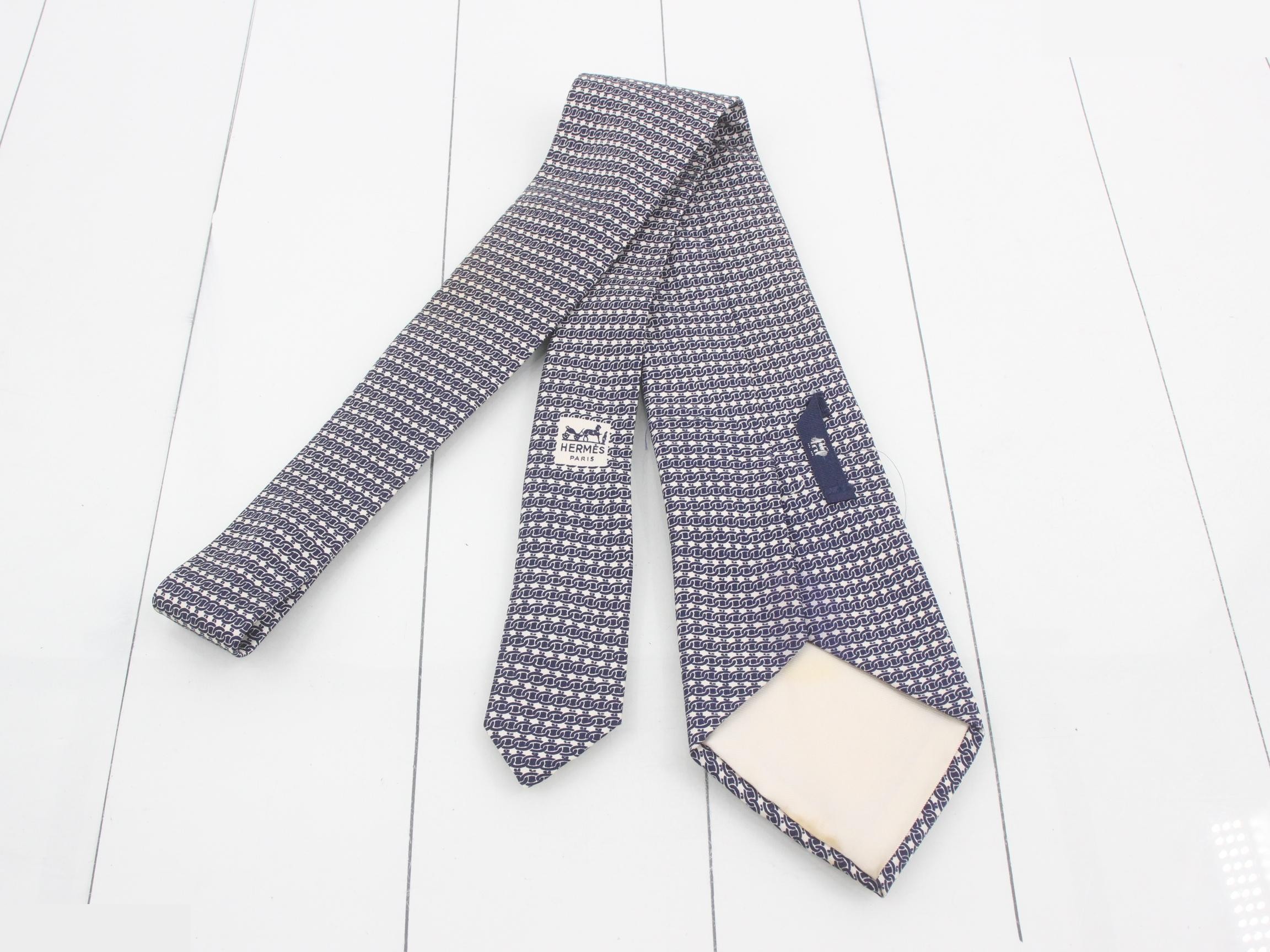 tie — view 2