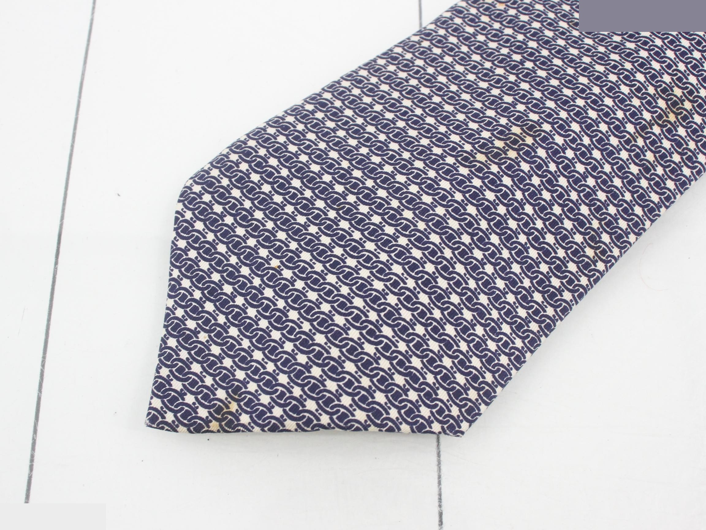 tie — view 3