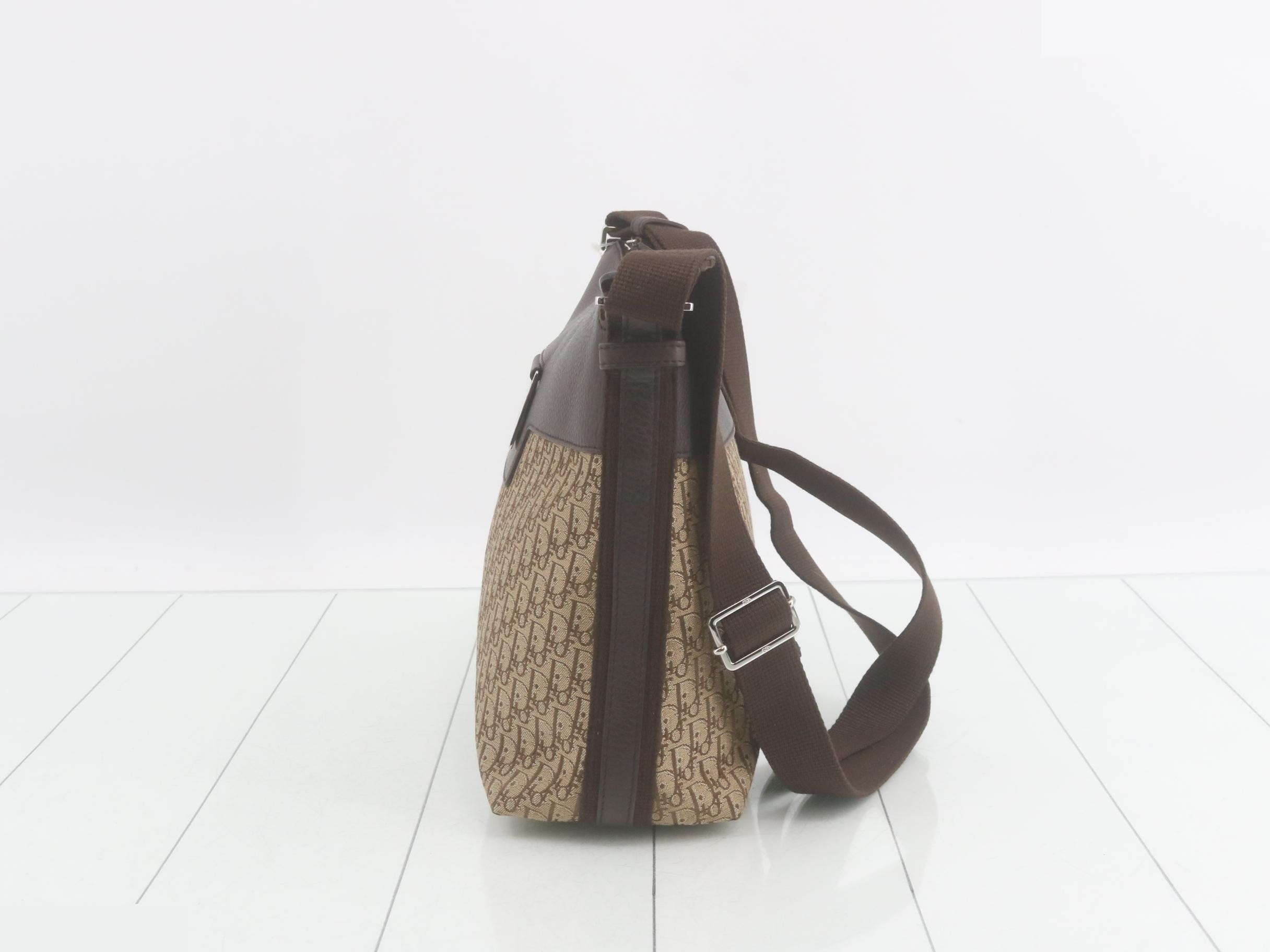 Trotter Street Chic Messenger Bag, Brown, 25 x 22 x 10 cm — view 3