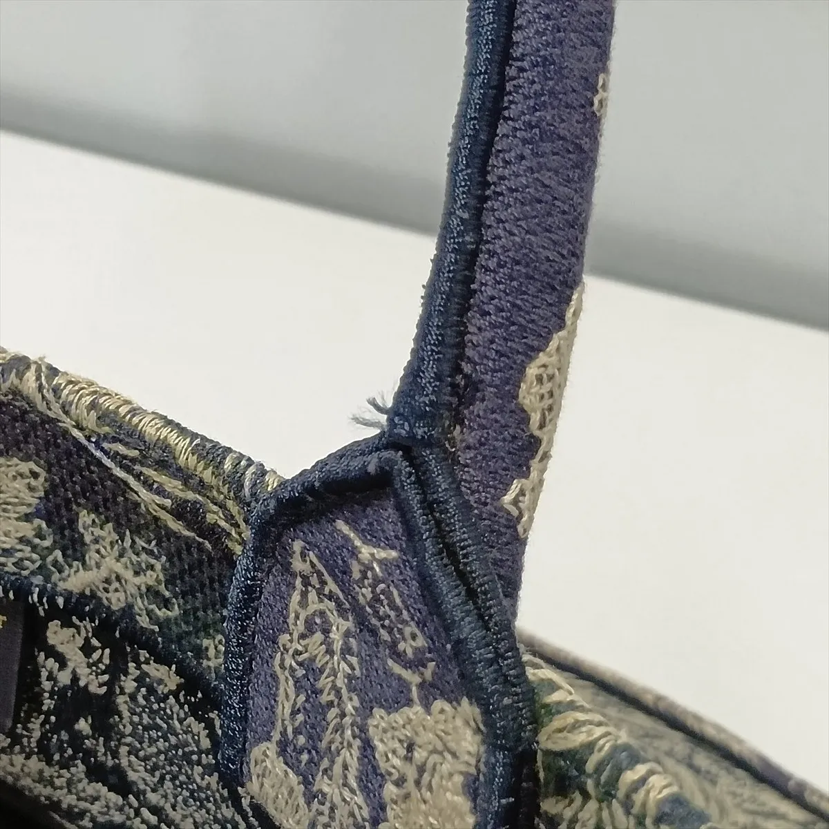 Toile de Jouy Embroidery Book Tote Medium Canvas Tote Bag Navy x Beige — view 11
