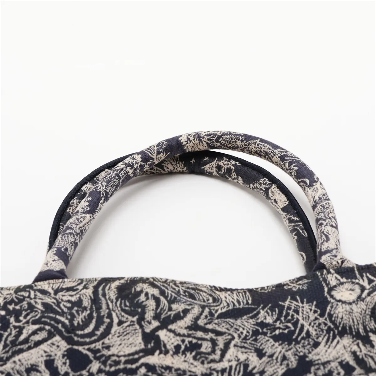 Toile de Jouy Embroidery Book Tote Medium Canvas Tote Bag Navy x Beige — view 6