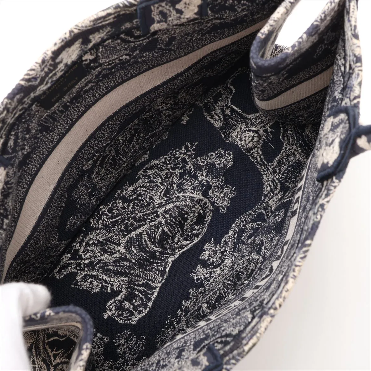 Toile de Jouy Embroidery Book Tote Medium Canvas Tote Bag Navy x Beige — view 7