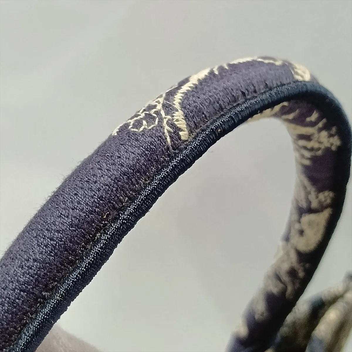 Toile de Jouy Embroidery Book Tote Medium Canvas Tote Bag Navy x Beige — view 10