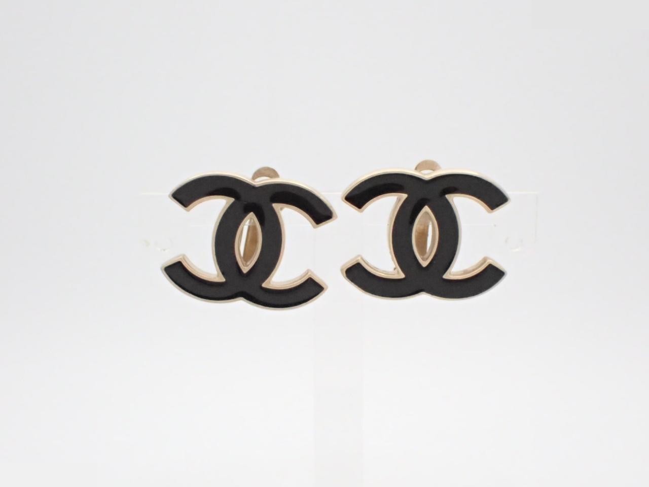 Earrings with Coco Mark design, gold.
