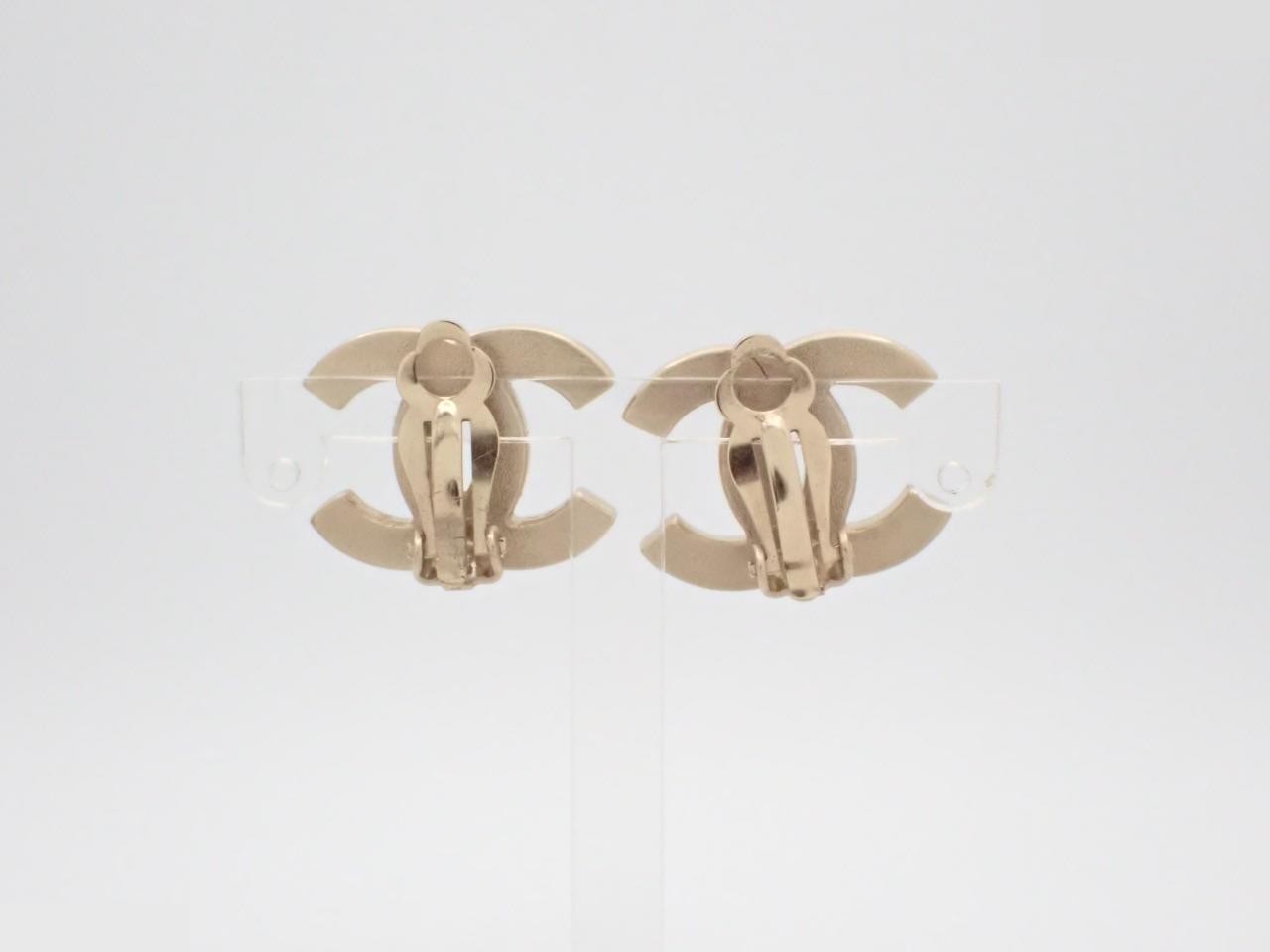 Earrings with Coco Mark design, gold. — view 2