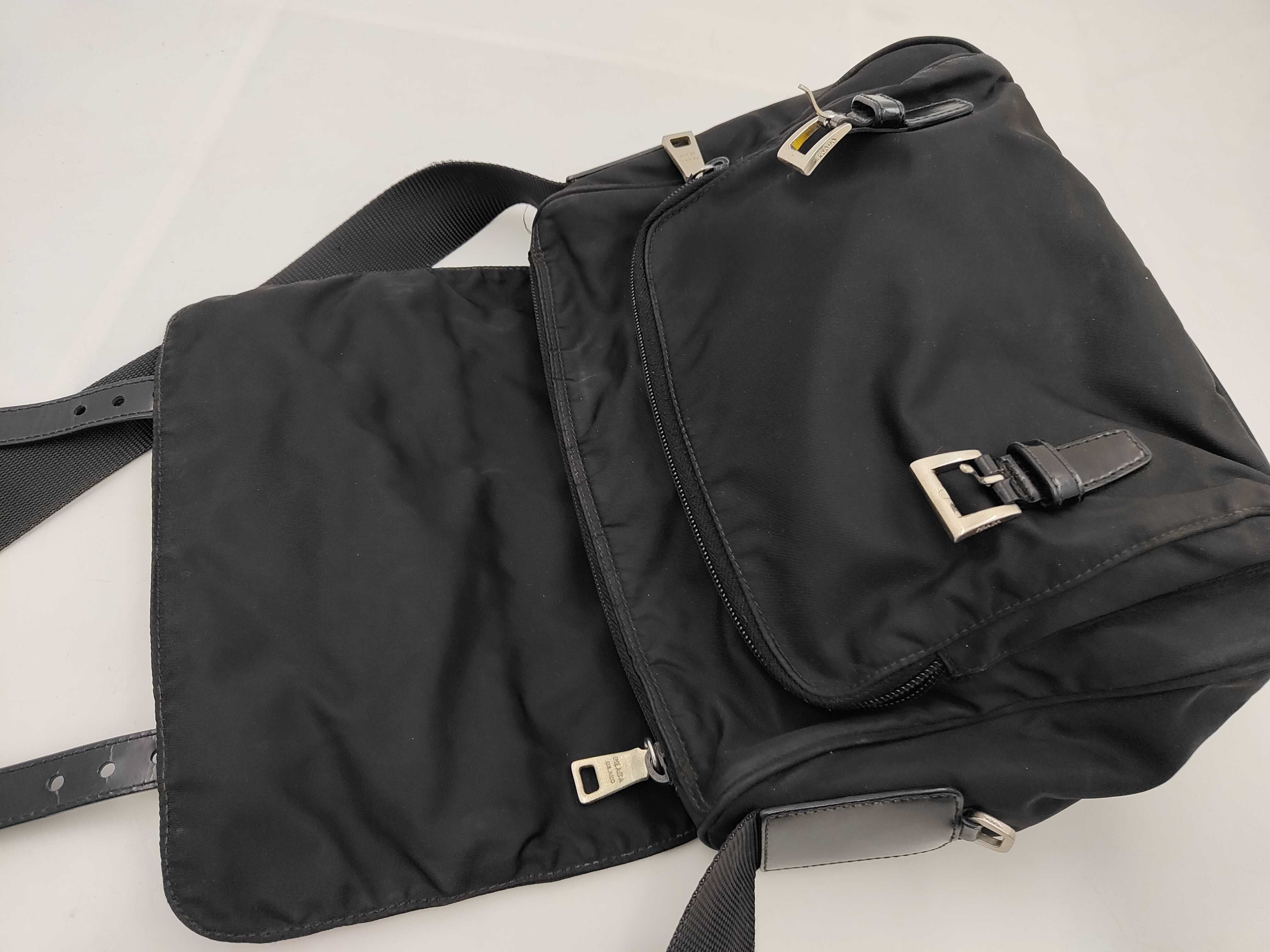 Nylon Messenger Bag with Rust-Stained Inner Zipper Shoulder Bag — view 9
