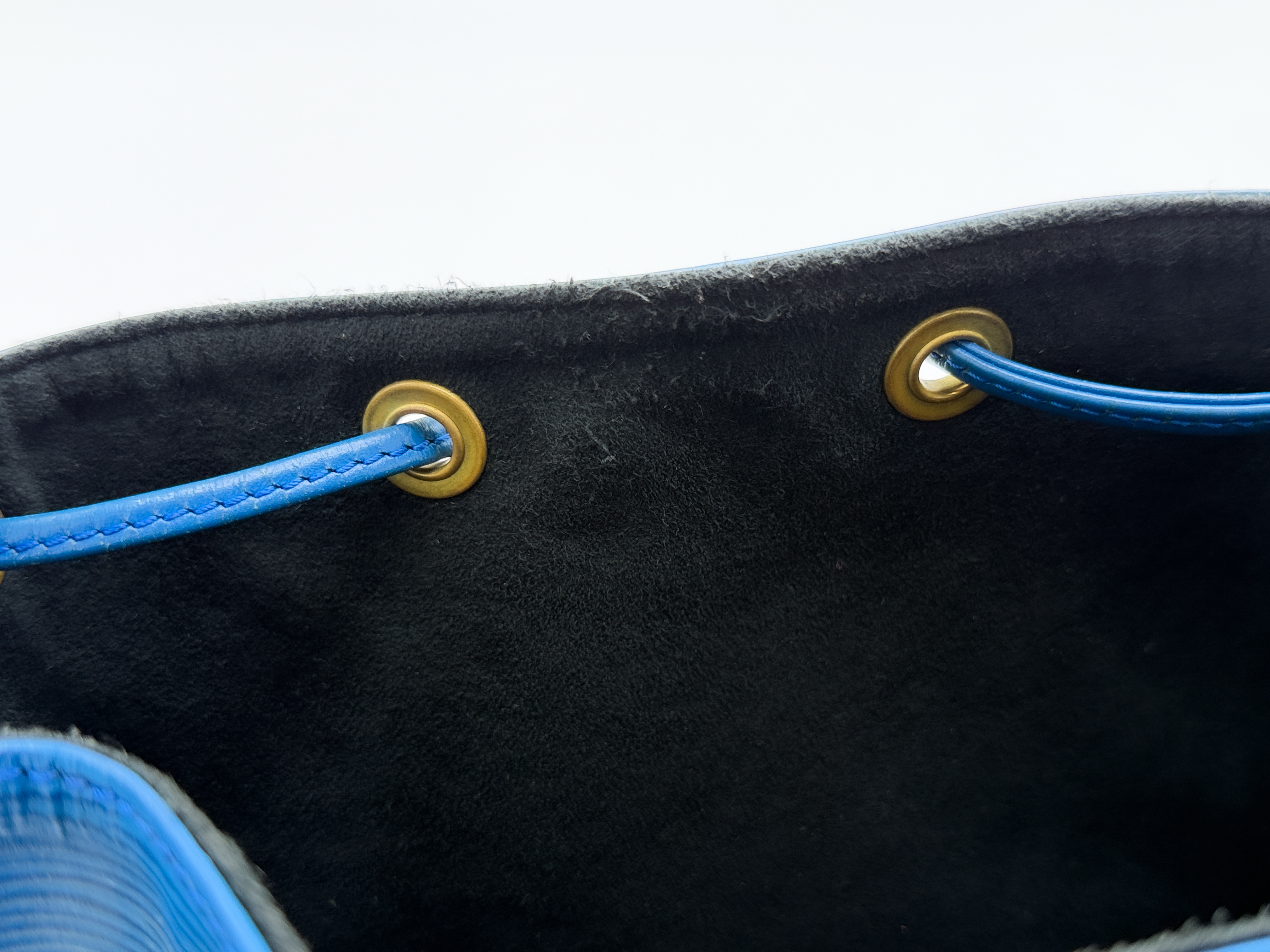 Epi M44105 Petit Noé Toledo Blue A21903 Shoulder Bag — view 11
