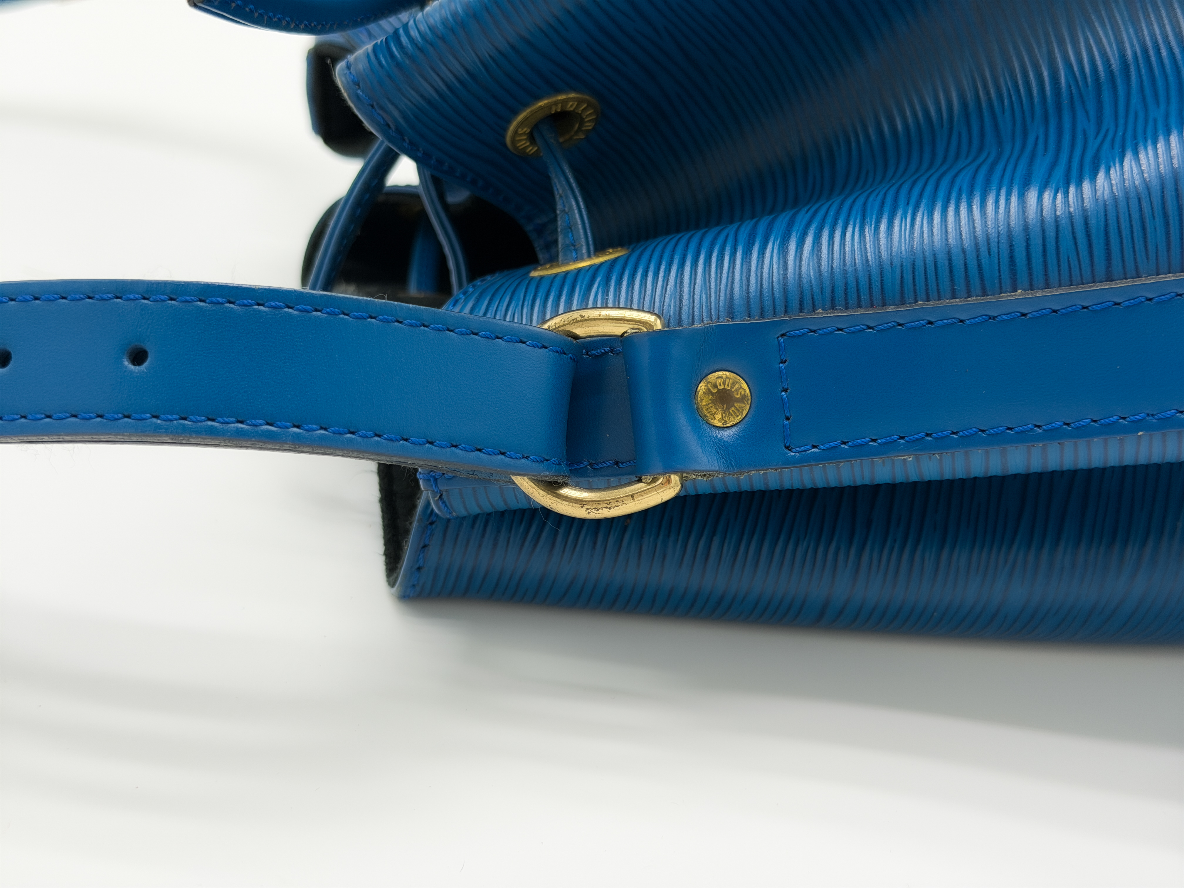 Epi M44105 Petit Noé Toledo Blue A21903 Shoulder Bag — view 5