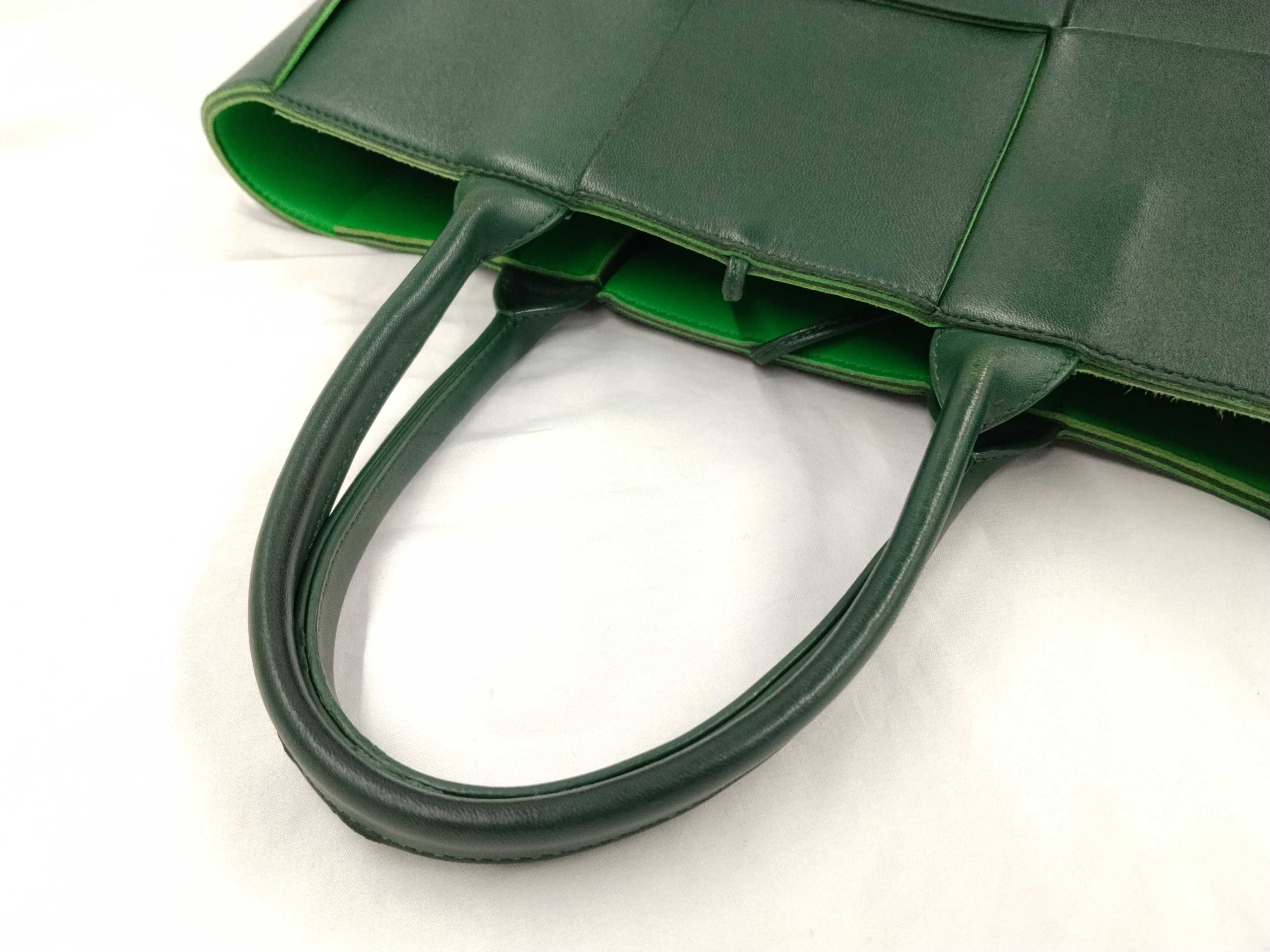 Intrecciato Bottega Veneta Maxi Intrecciato Arcomini Tote Bag Leather RFID Green Pouch Tote Bag — view 3