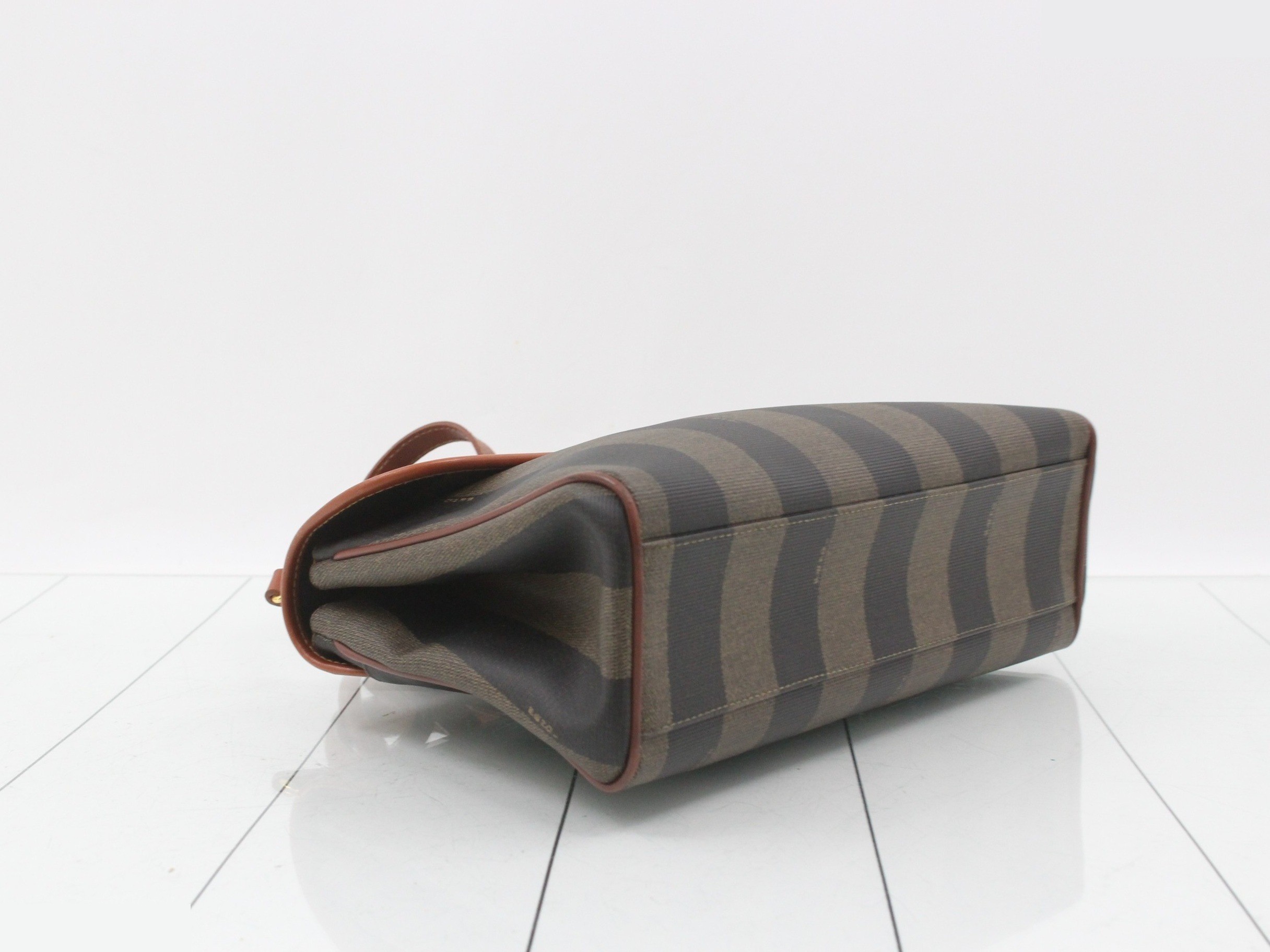 Pecan handbag, 2-way, with shoulder strap. — view 5