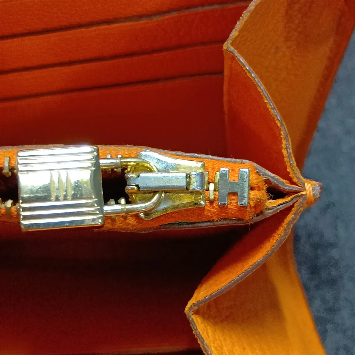 Kelly Wallet Chevre Mysore Long Wallet Orange Gold Hardware N: 2010 Hardware is loose. — view 10