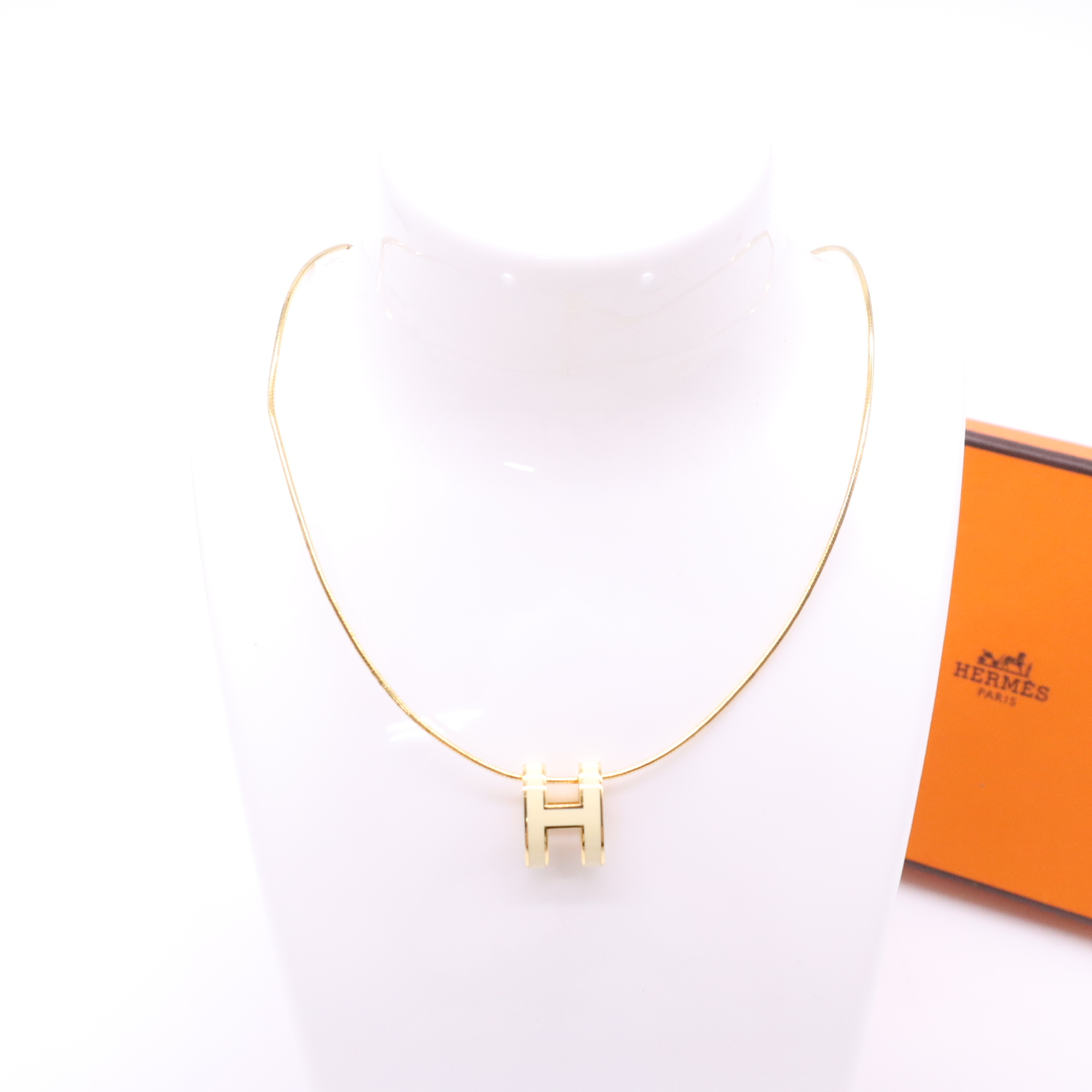 Pop-up H necklace with box