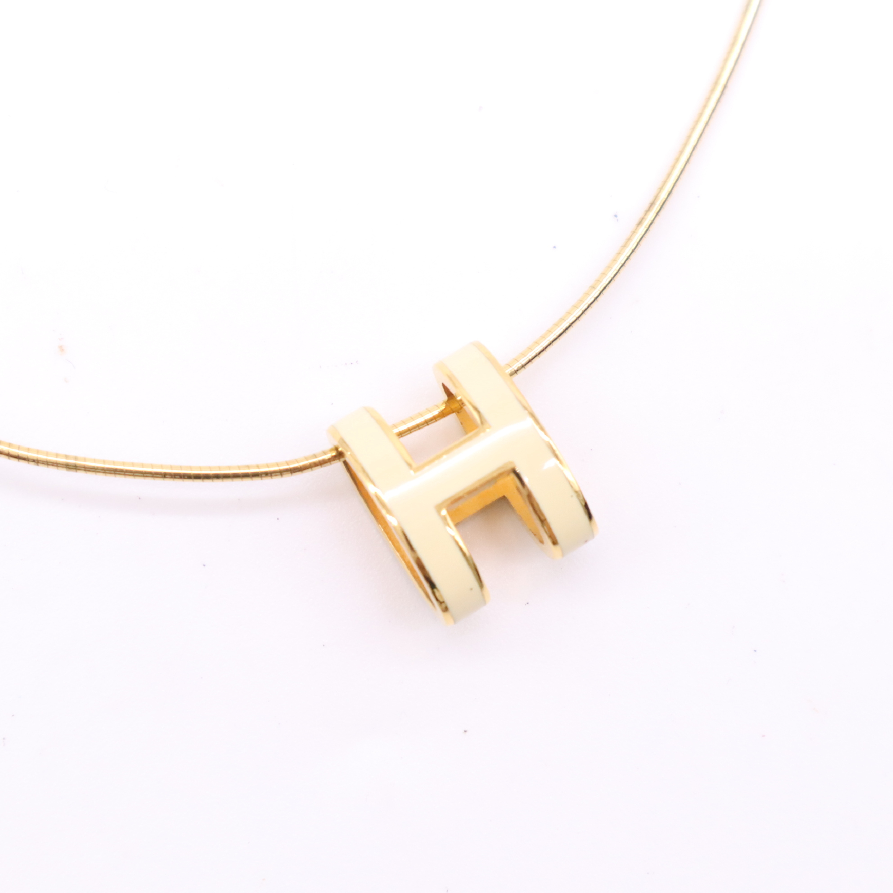 Pop-up H necklace with box — view 4