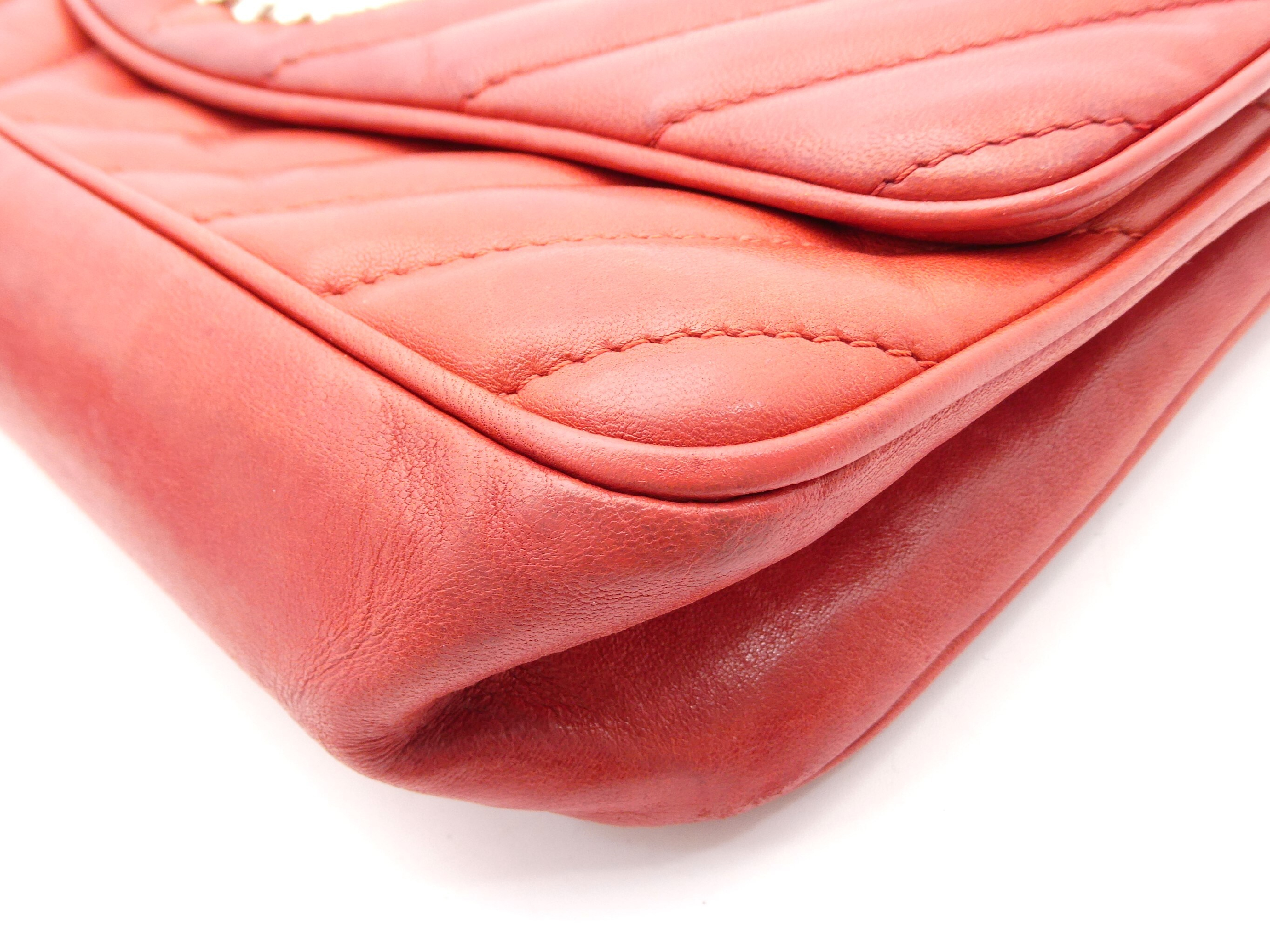 V-stitch Lion Coco Mark Turnlock Double Chain Shoulder Bag — view 10
