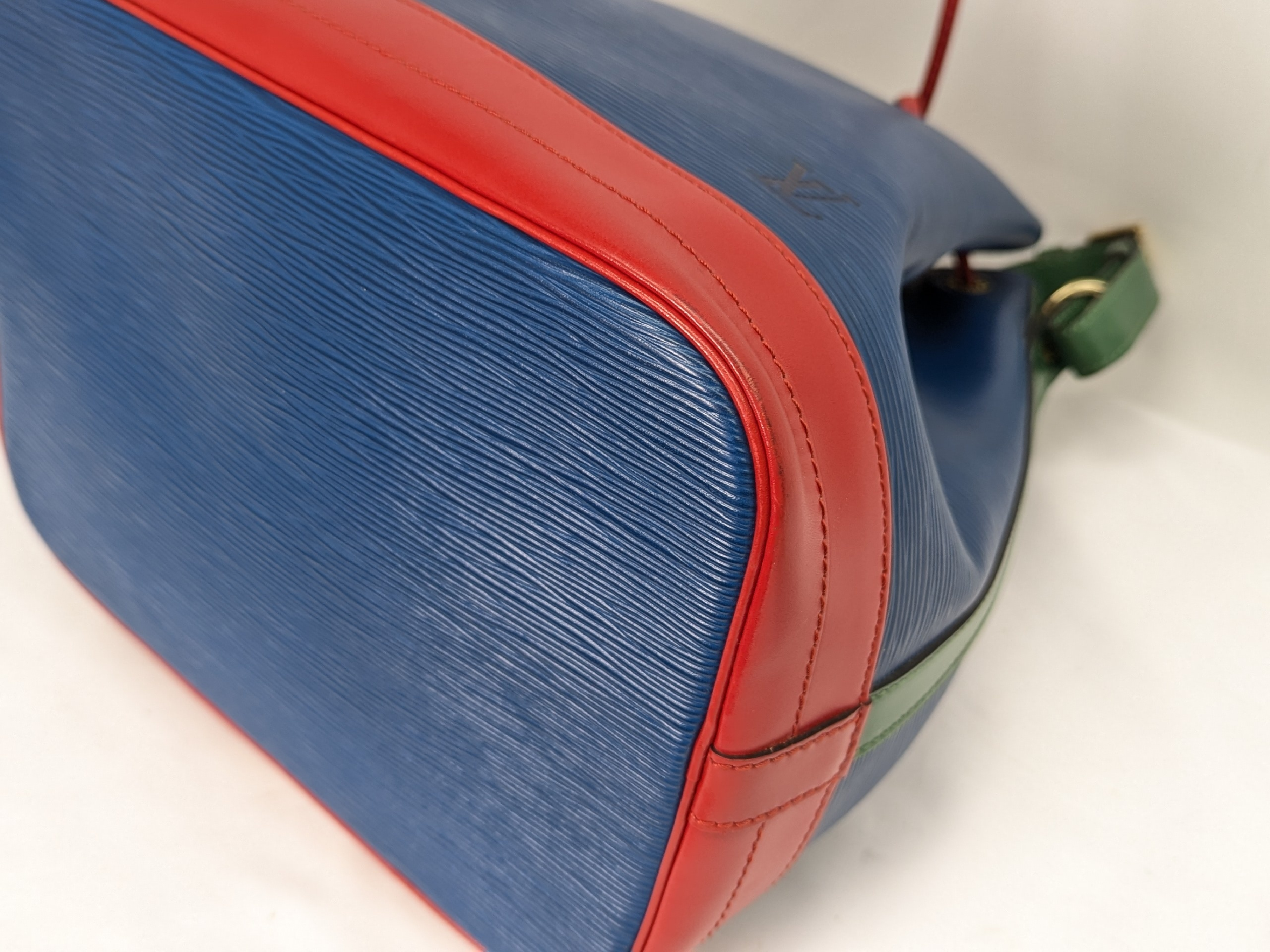 Epi Noé Tricolor Shoulder Bag — view 4