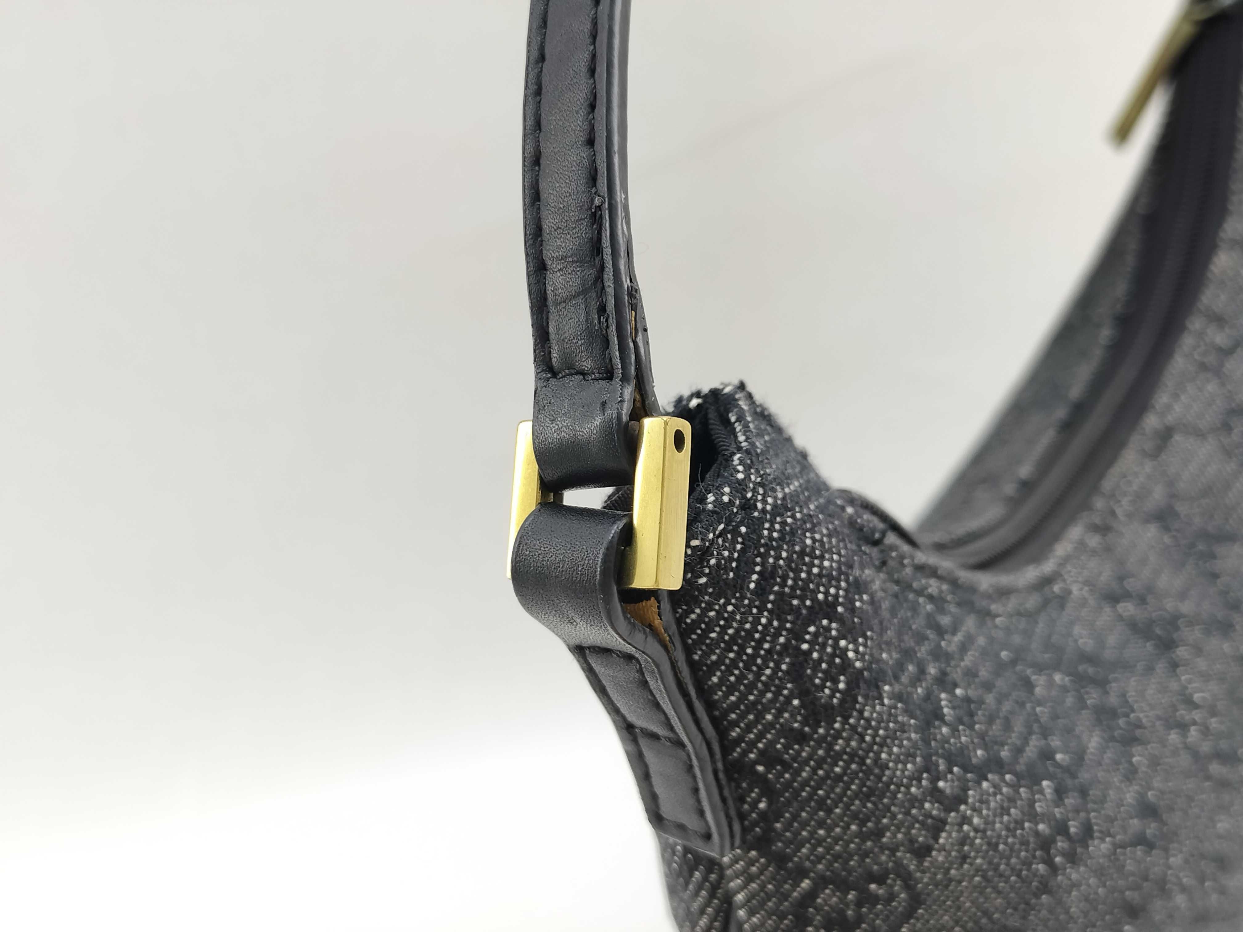 GG Canvas Gucci 32160 One-Shoulder Pouch — view 3