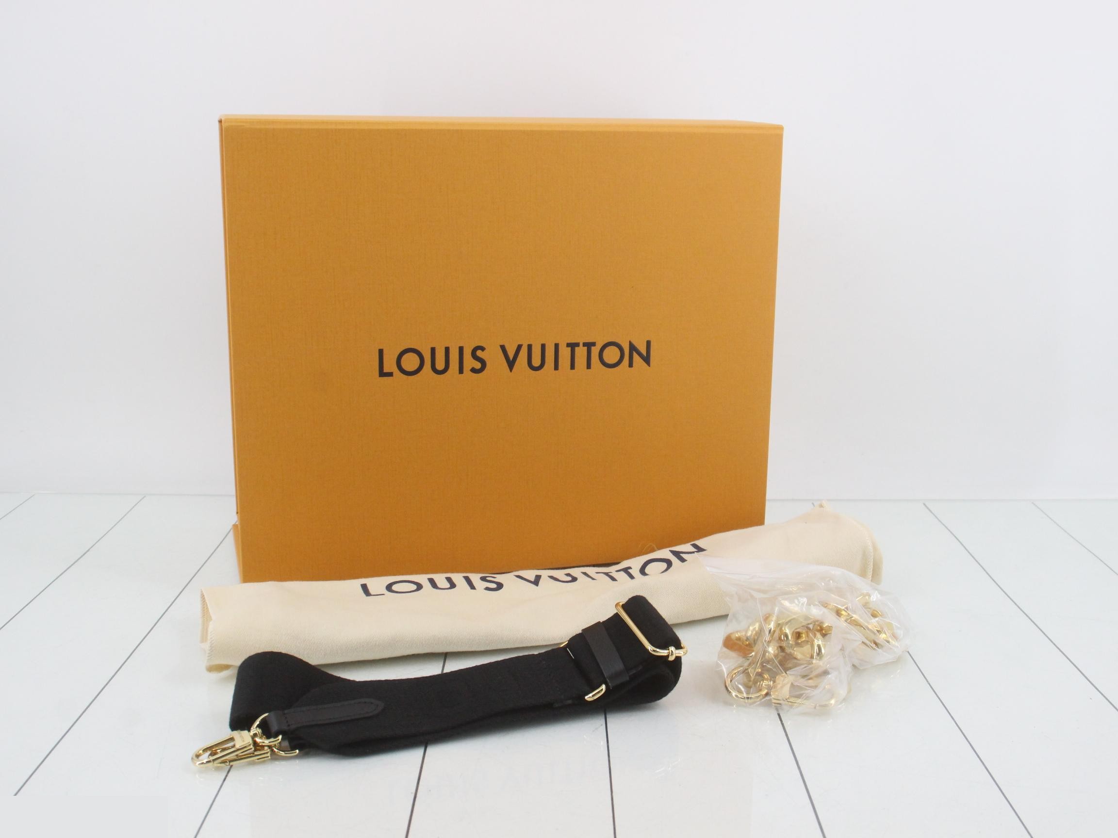 Monogram embossed cushion MM, retail price ¥814,000, unused. — view 7