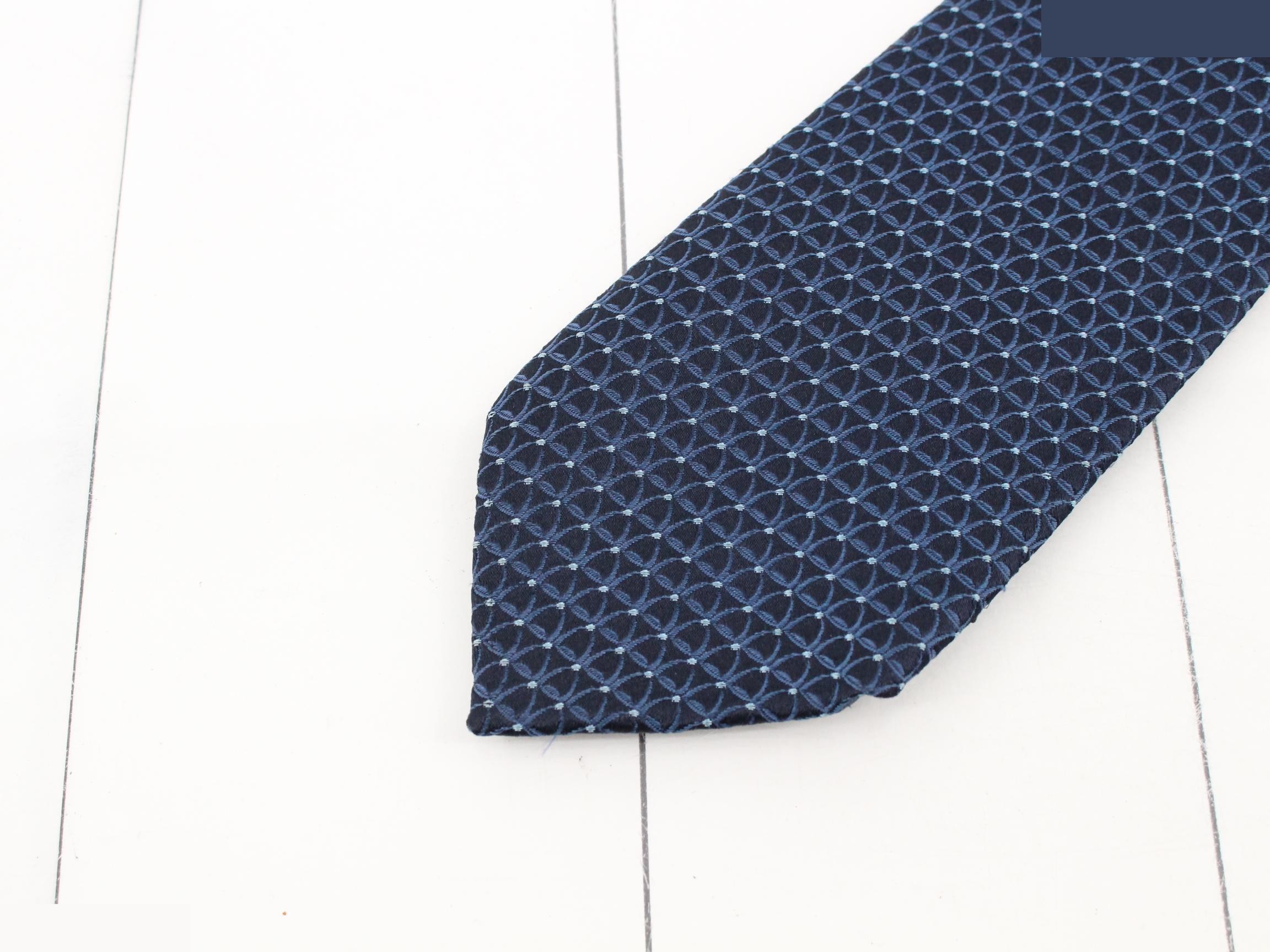 tie — view 3