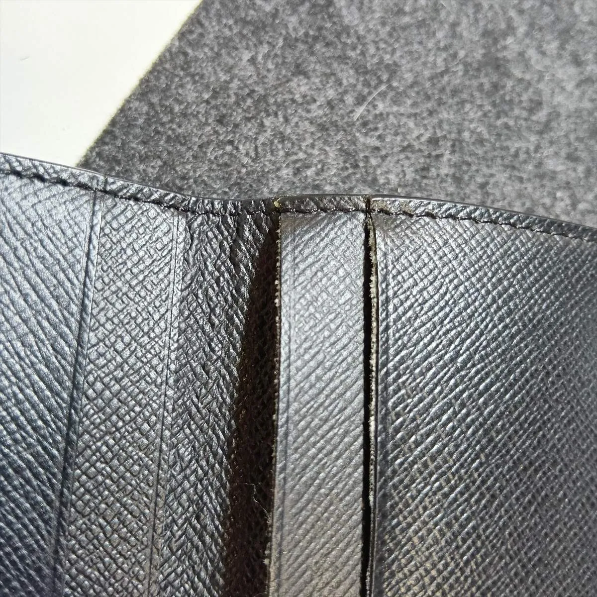 Epi Portefeuille Twist Compact XS M63322 TN4168 Noir Compact Wallet with Initials — view 12