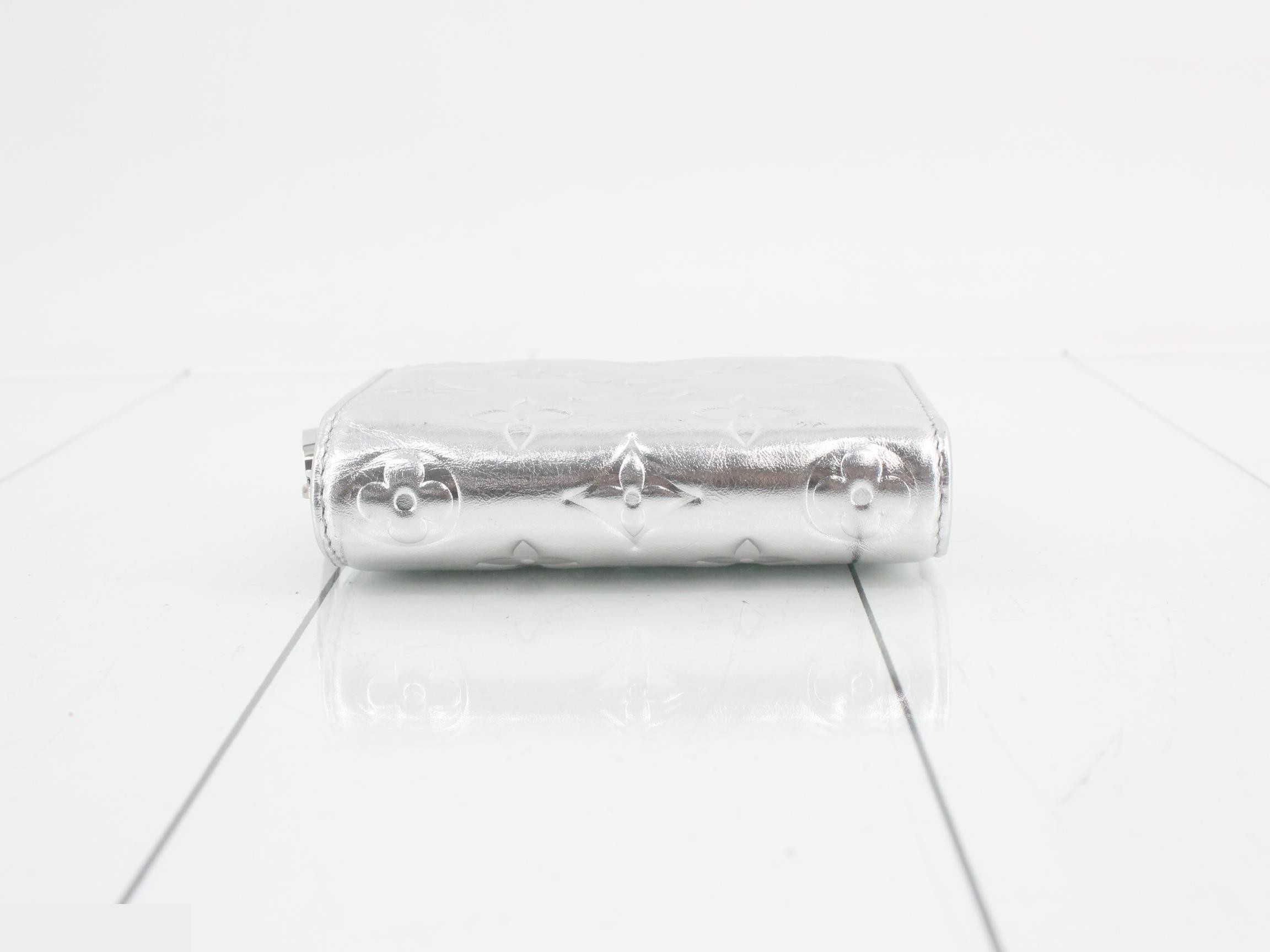 Portefeuille Lou Monogram Embossed — view 3