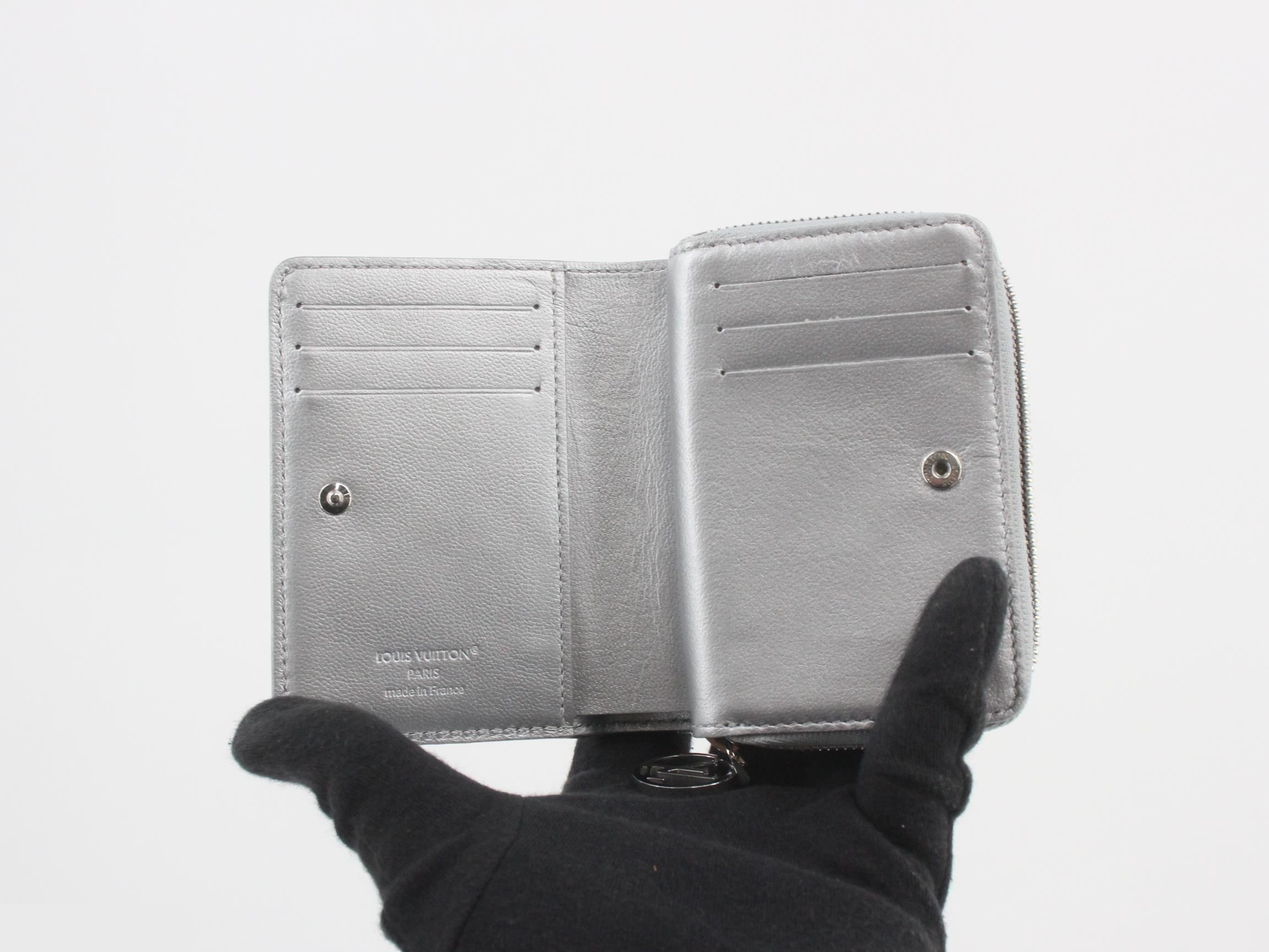 Portefeuille Lou Monogram Embossed — view 4