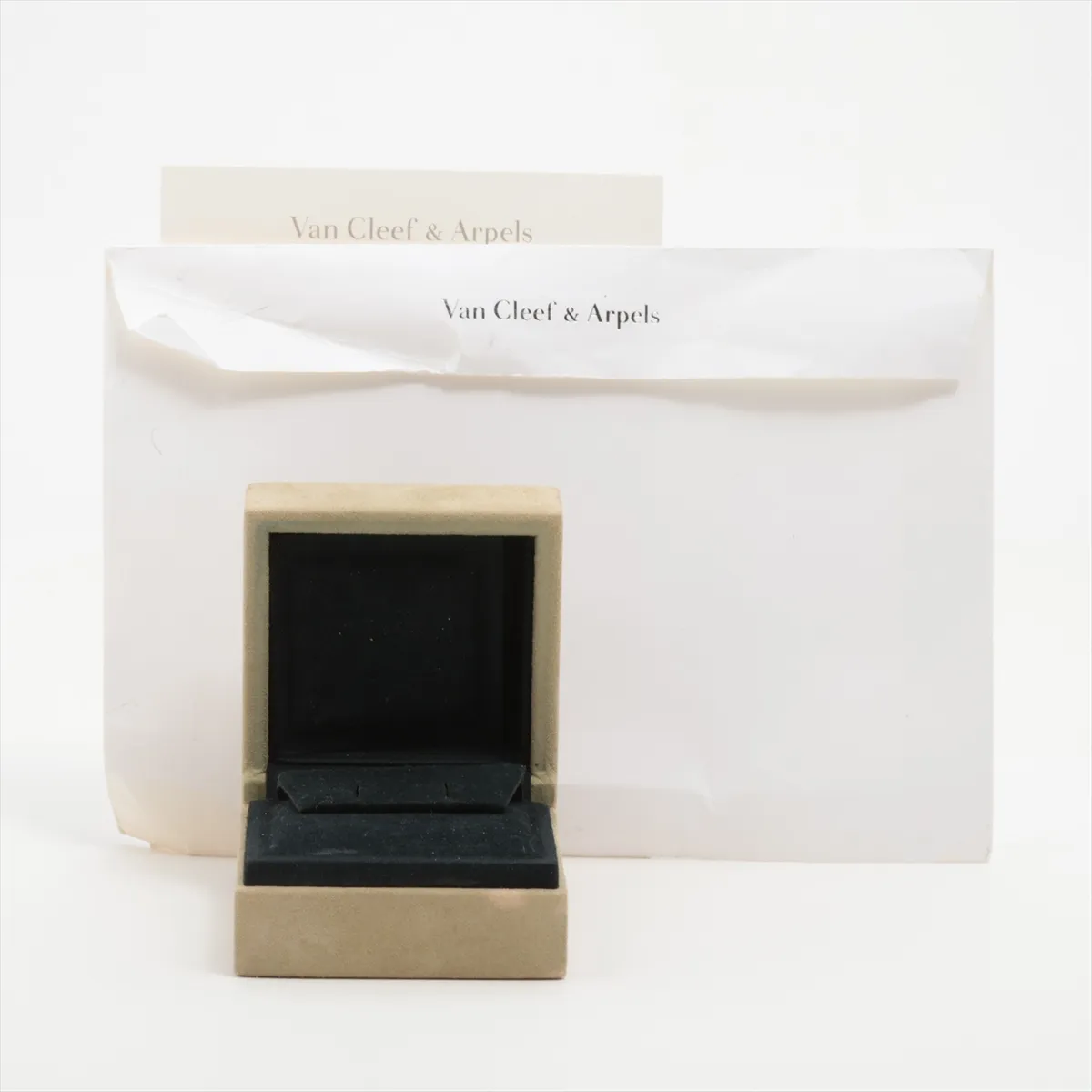 Sweet Alhambra Shell Earrings, 750 (Yellow Gold), 2.8g, JE881137. — view 7