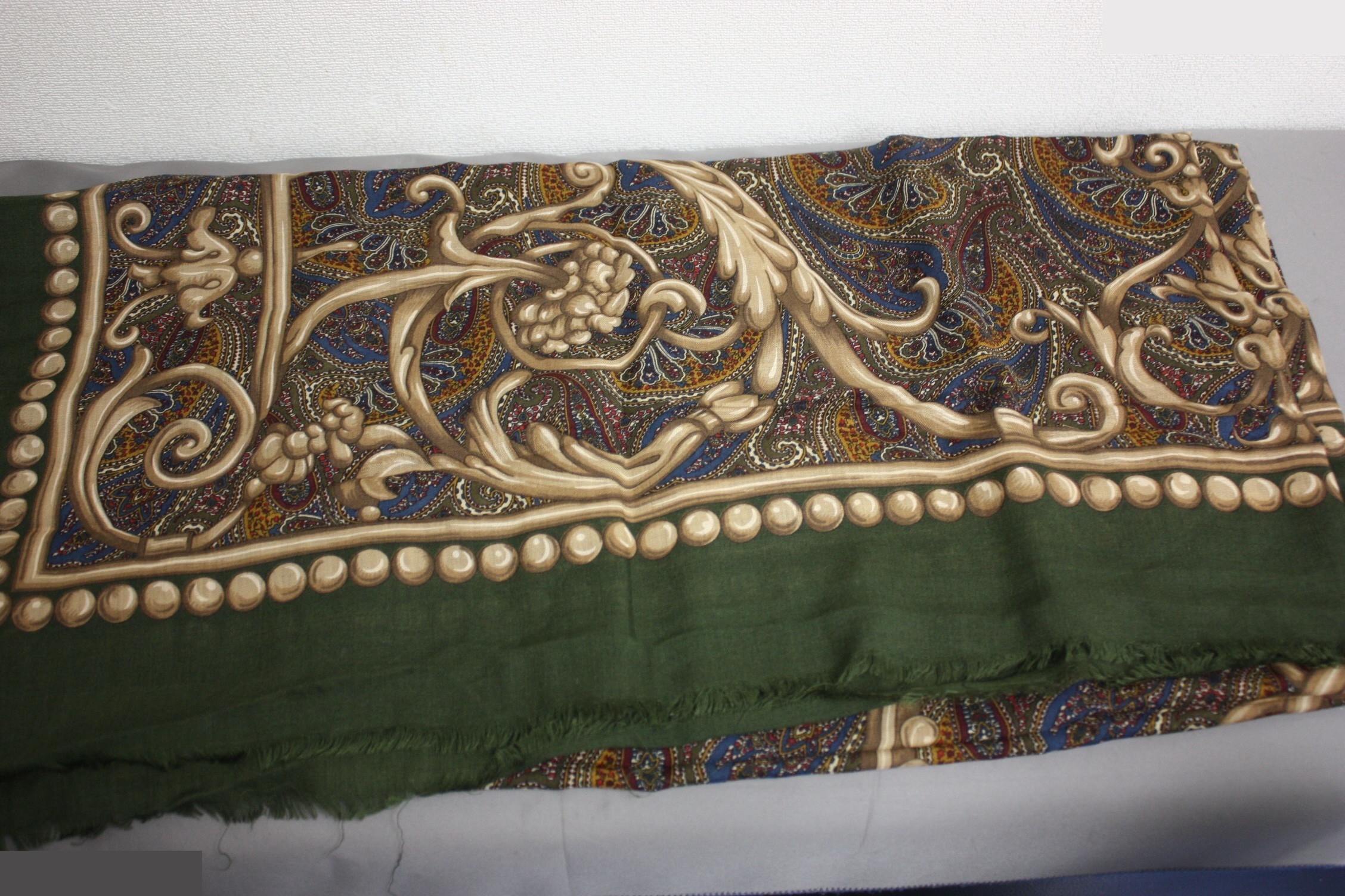 Other lines: accessories, small items, and shawls — view 2
