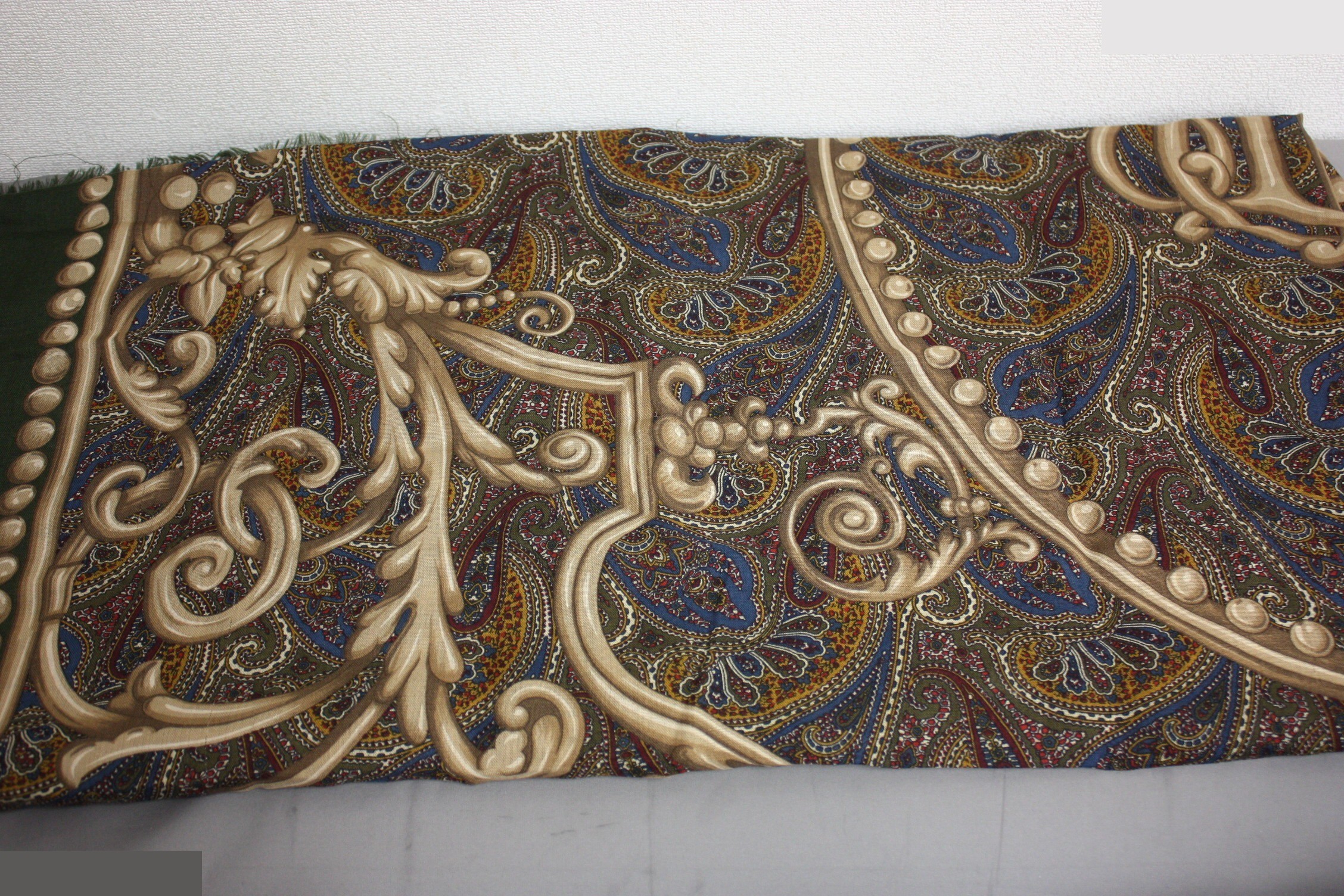 Other lines: accessories, small items, and shawls — view 3