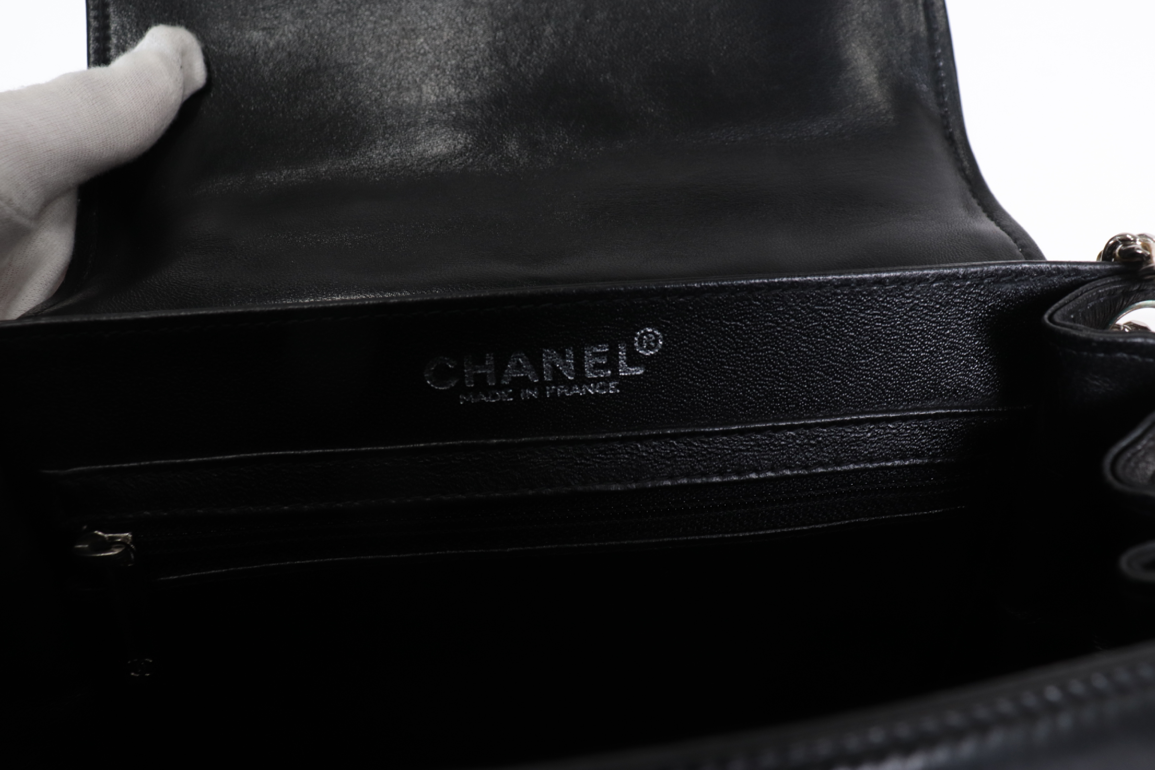 Enamel x Lambskin Silver Hardware Bicolor Chain Shoulder Bag (Serial Number 6) — view 9