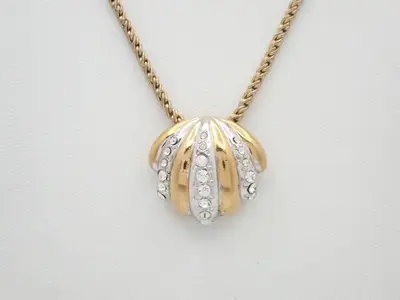 Shell motif necklace, chain approximately 44cm
