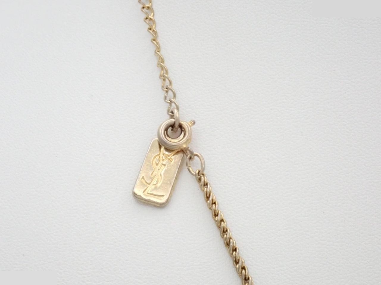 Shell motif necklace, chain approximately 44cm — view 2