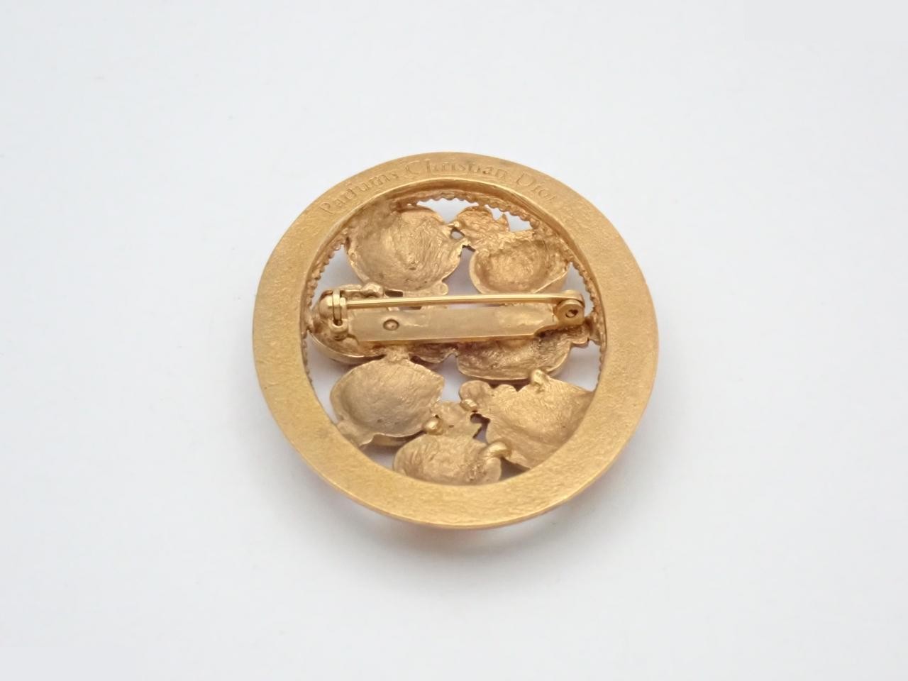 Gold brooch — view 2