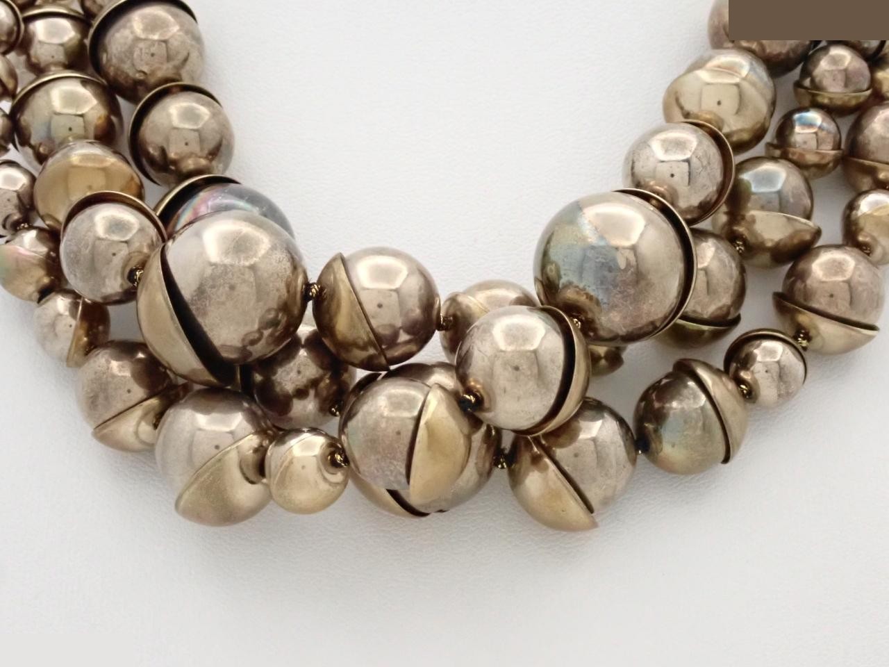 Other line: Precious metals, necklaces, pendants, neck circumference approximately 44 cm.