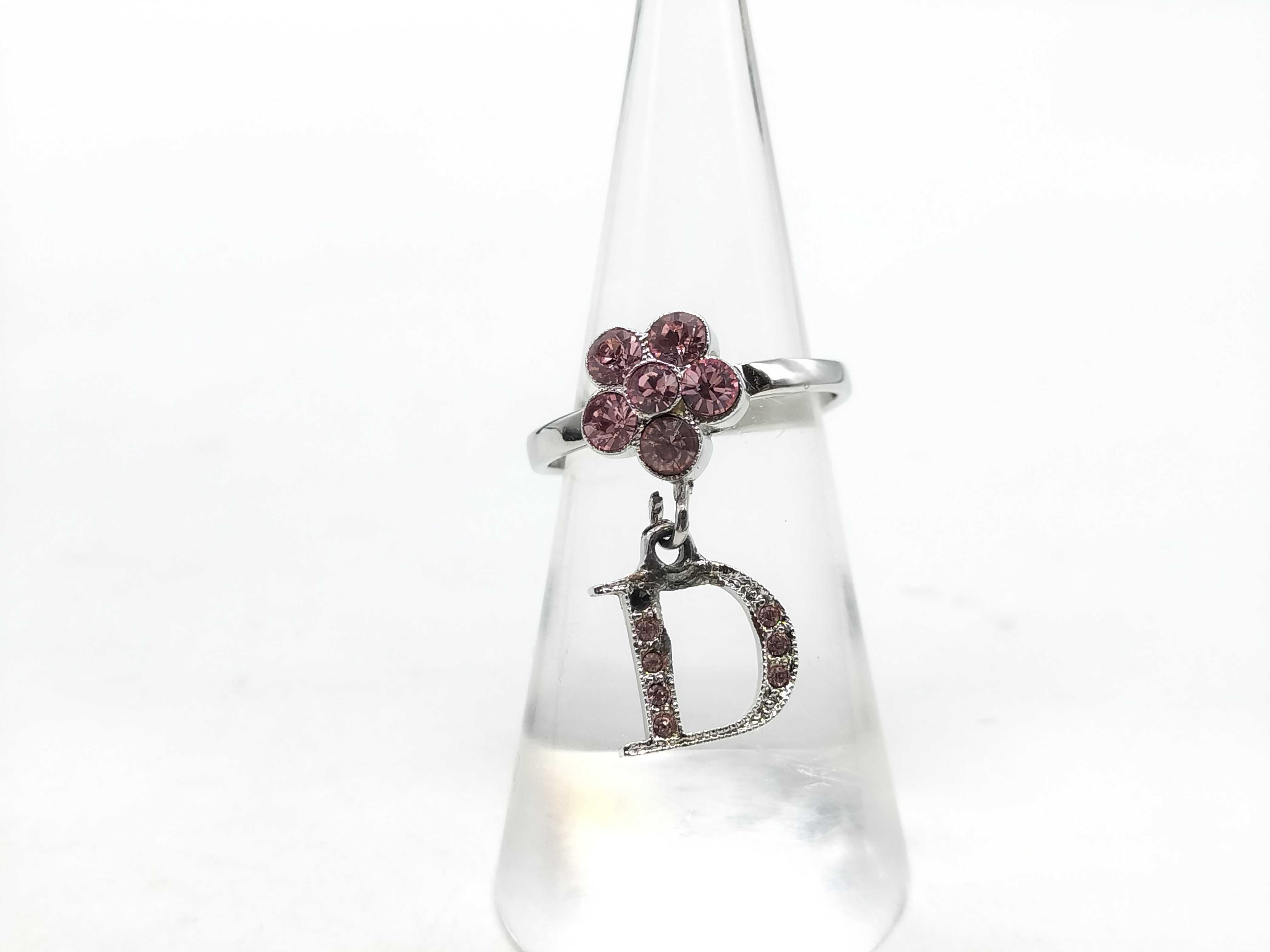 Ring with D-shaped clasp