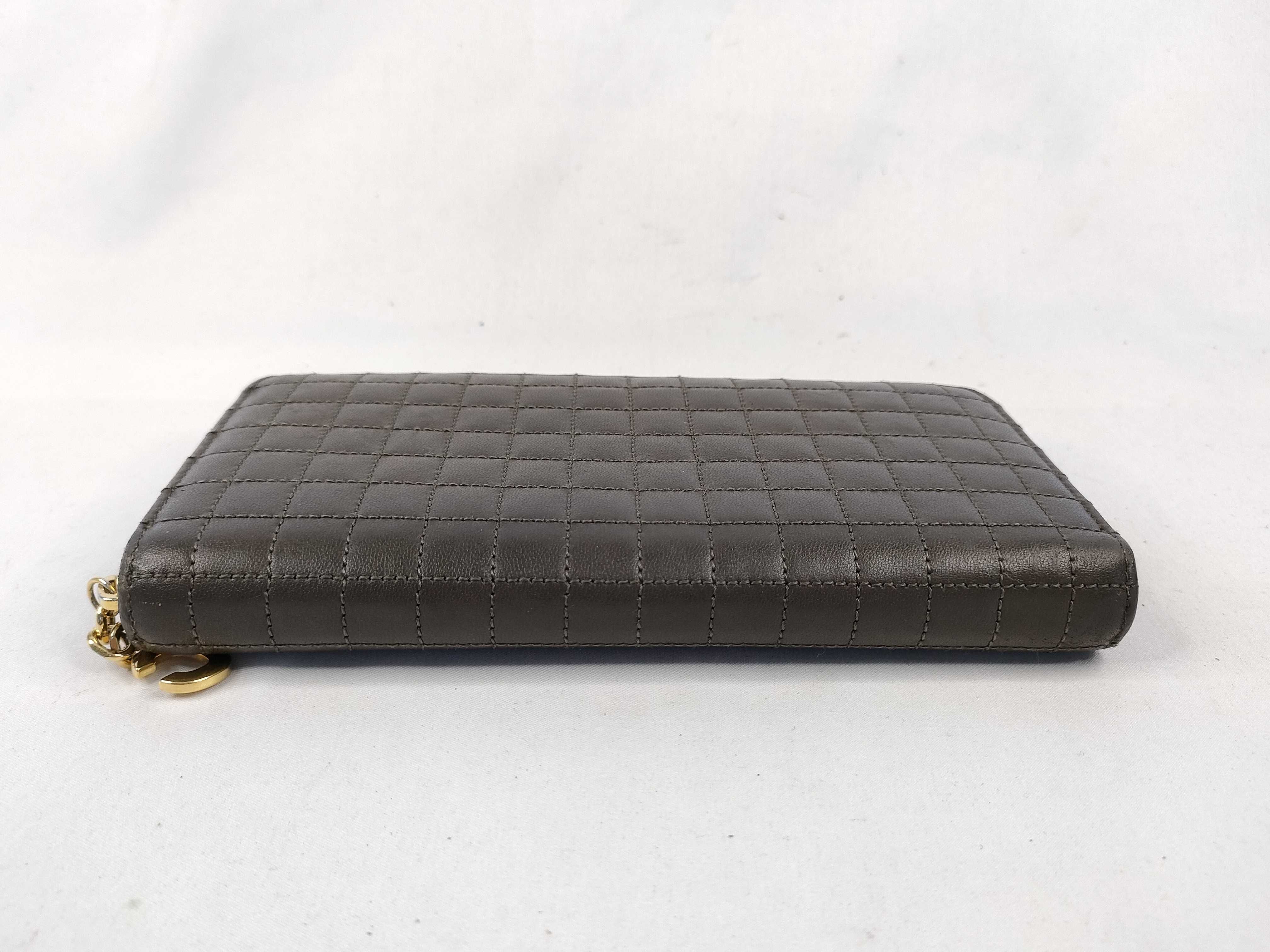 C Charm Quilted Leather Round Long Wallet Serial Number Wallet — view 4