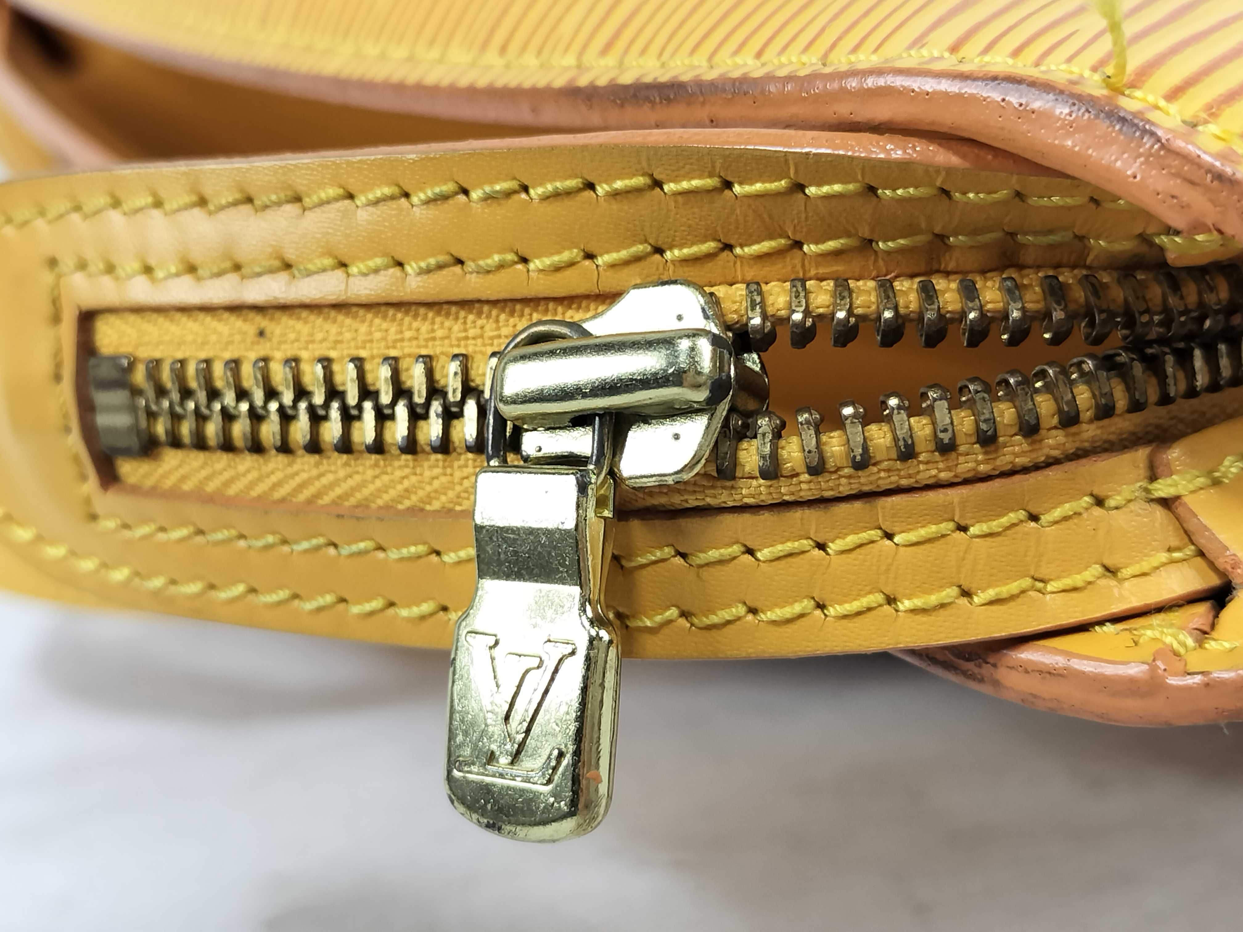 Epi LV Epi Saint Jacques Shoulder Bag — view 14