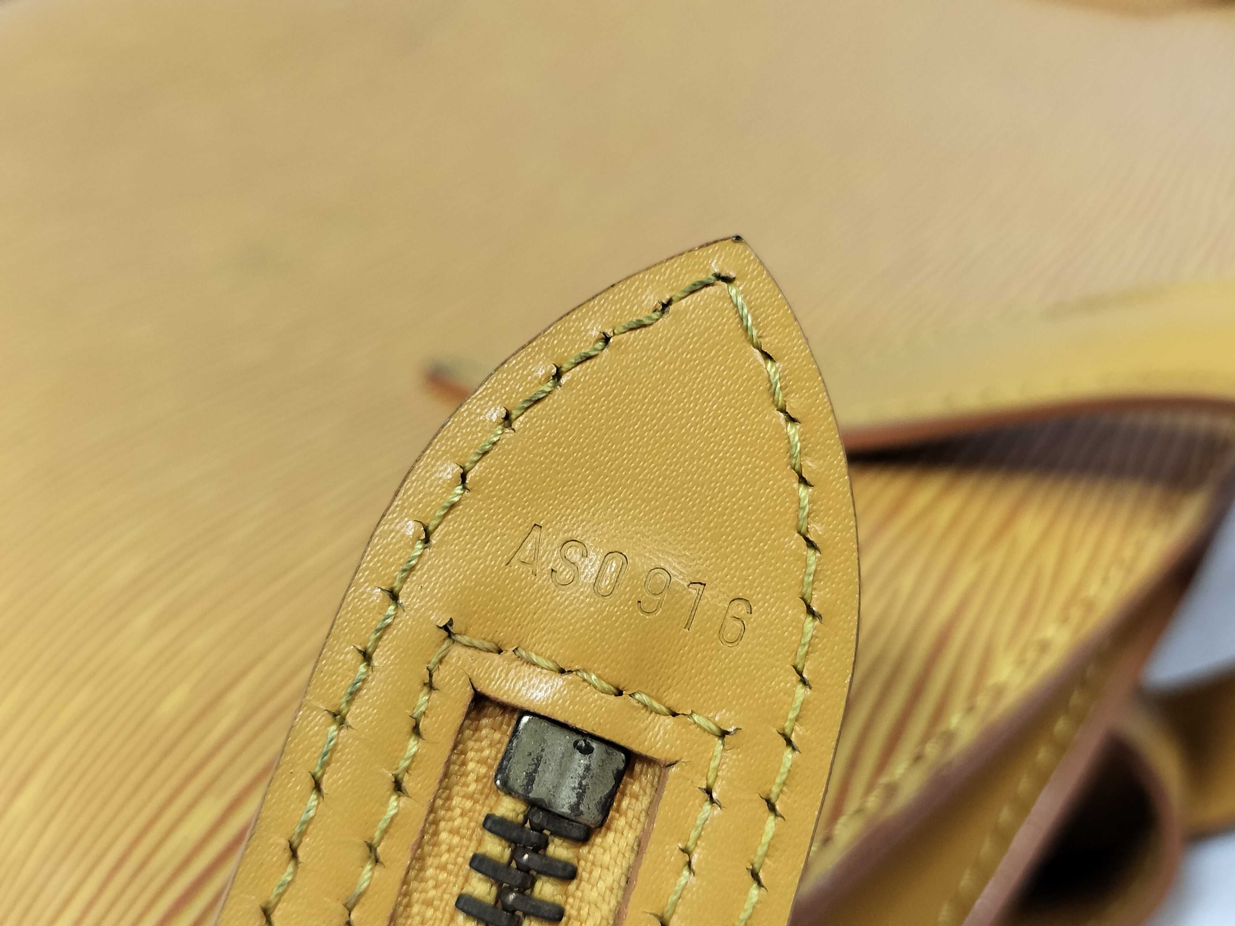 Epi LV Epi Saint Jacques Shoulder Bag — view 15