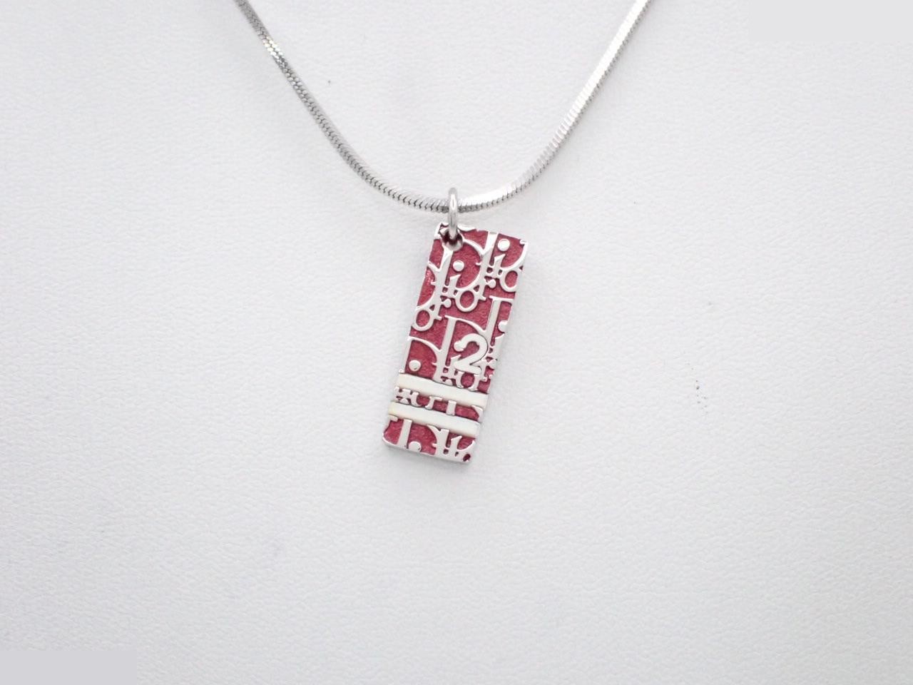Necklace, neck circumference approximately 42 cm