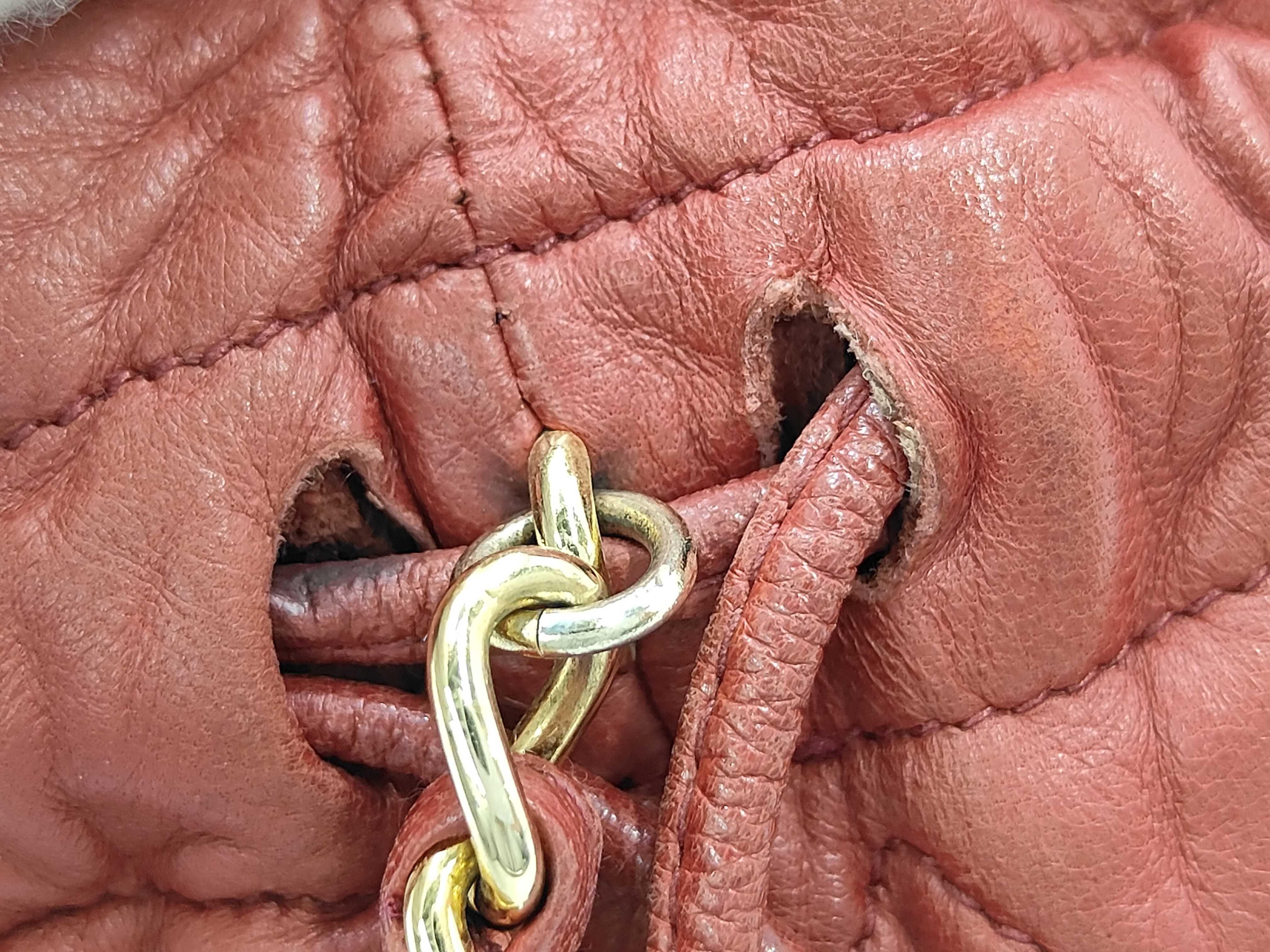 Matelassé drawstring shoulder bag, red. — view 7