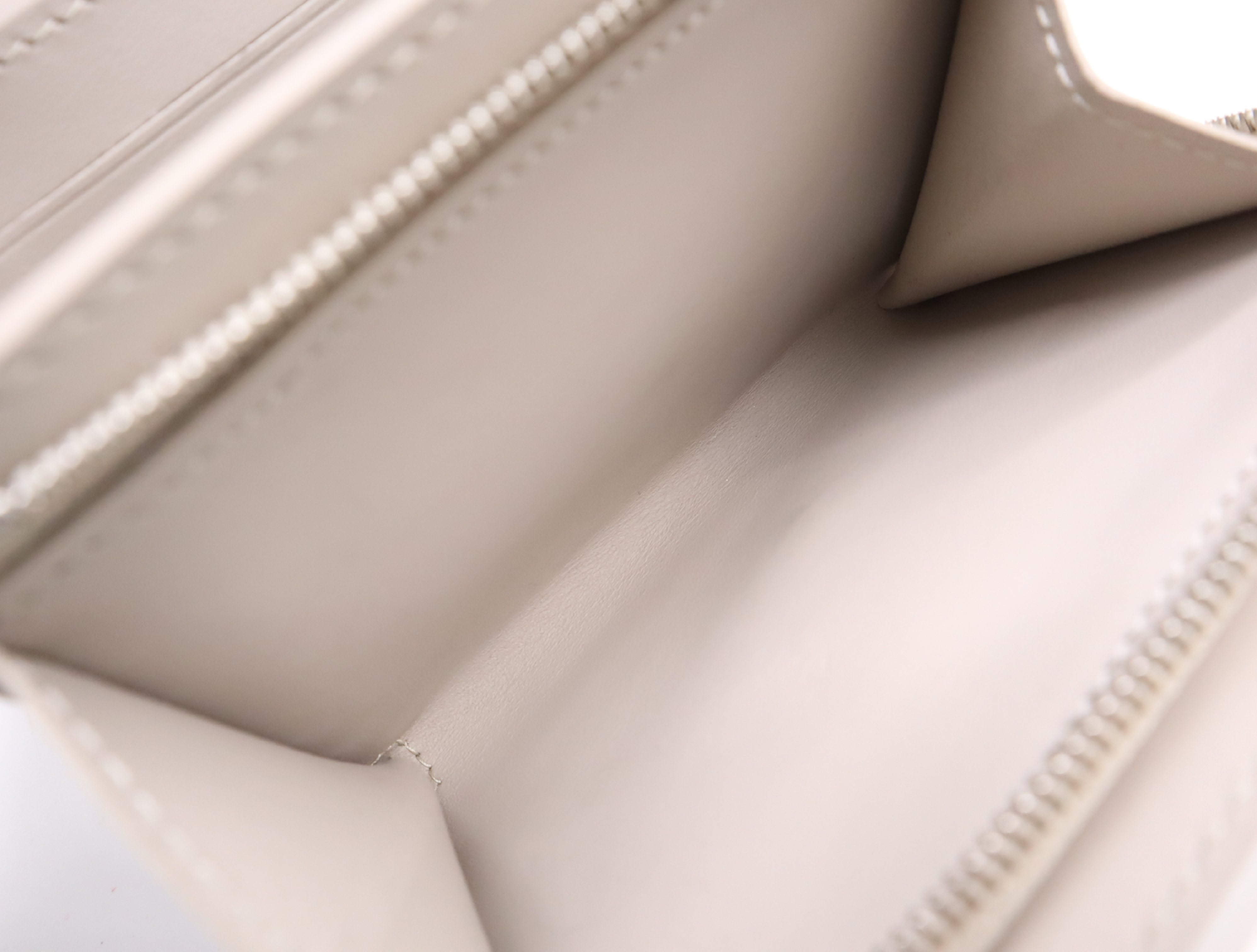 M12682 Mahina Iris Compact White Wallet with Dust Bag, RFID Tested. — view 11