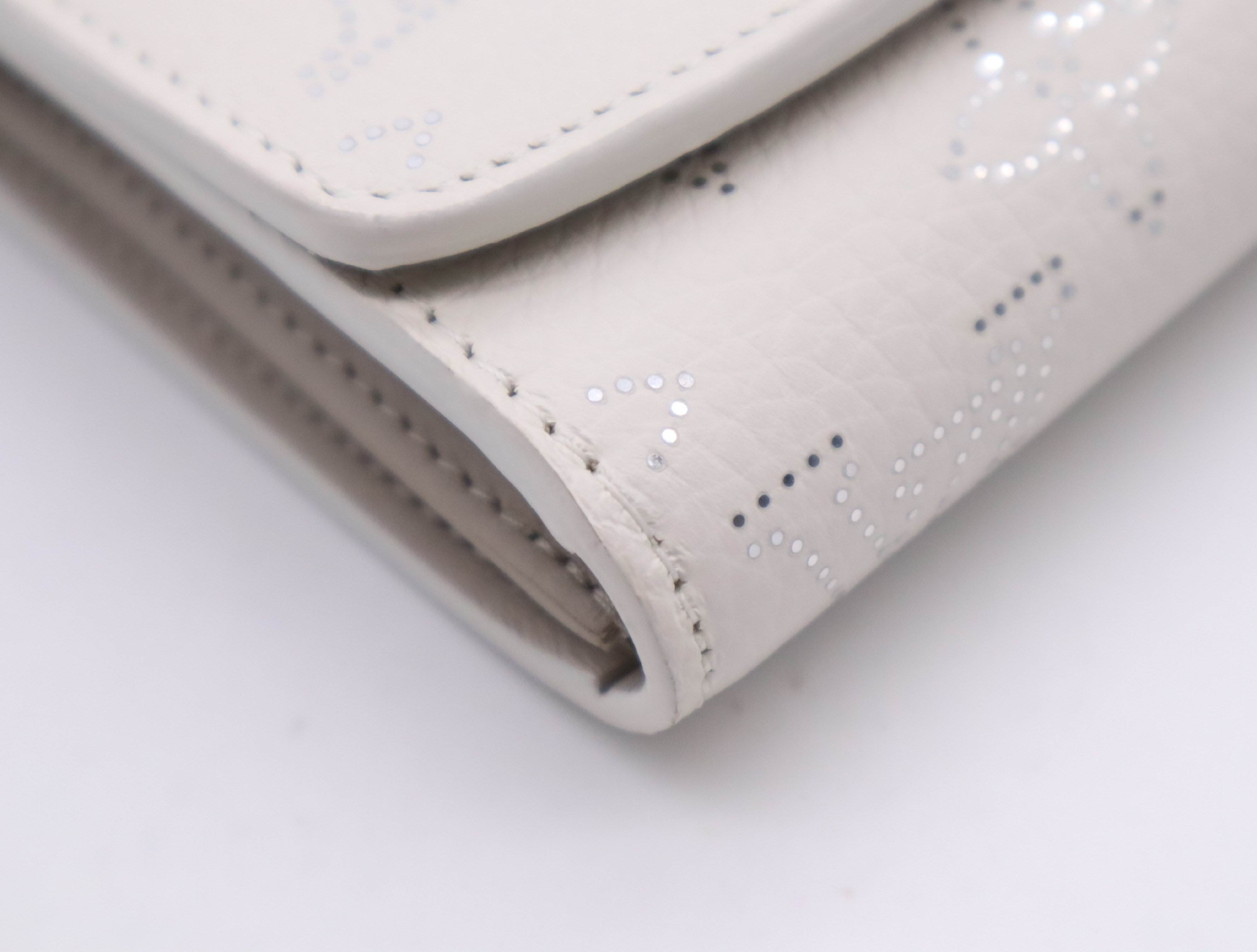 M12682 Mahina Iris Compact White Wallet with Dust Bag, RFID Tested. — view 6