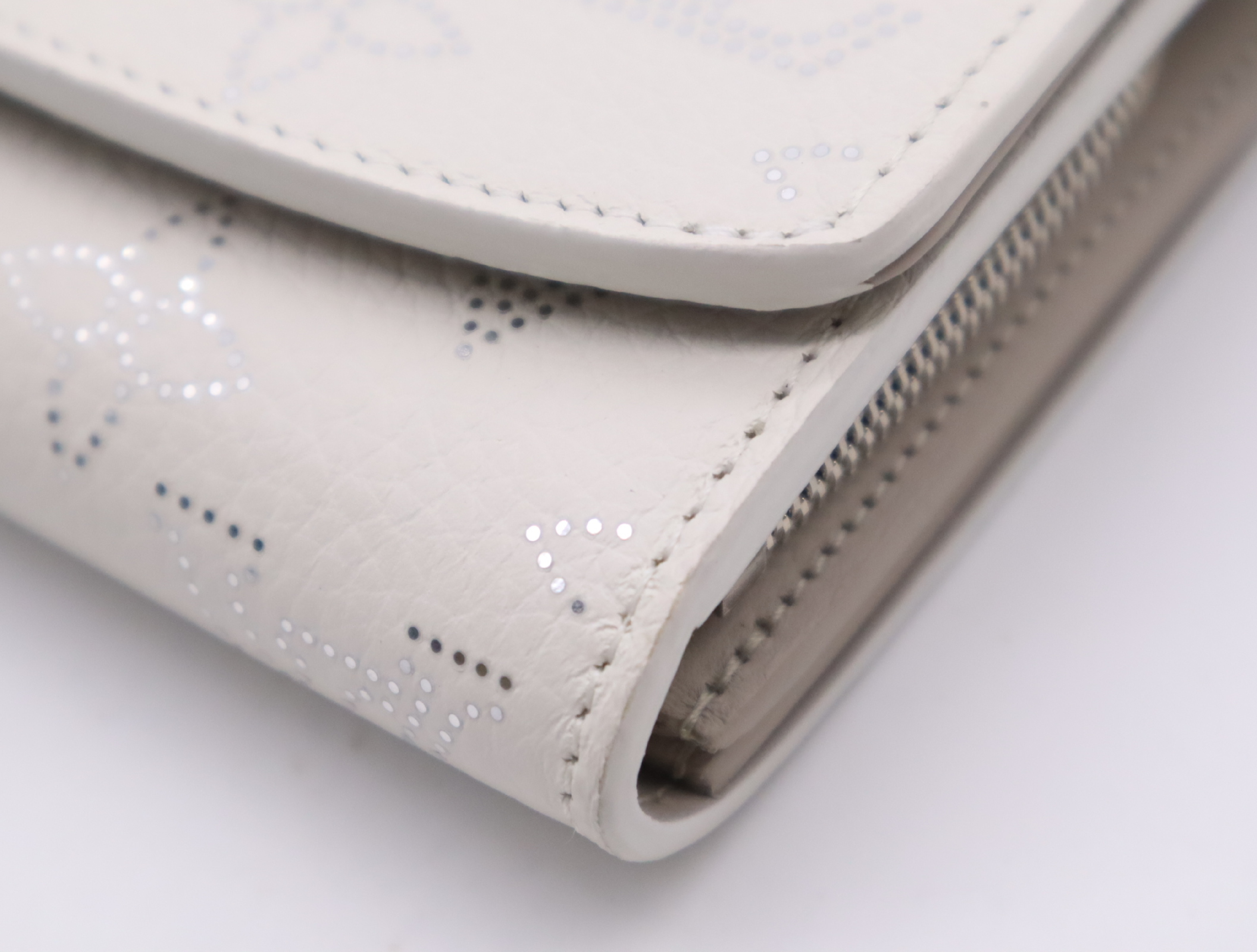 M12682 Mahina Iris Compact White Wallet with Dust Bag, RFID Tested. — view 7