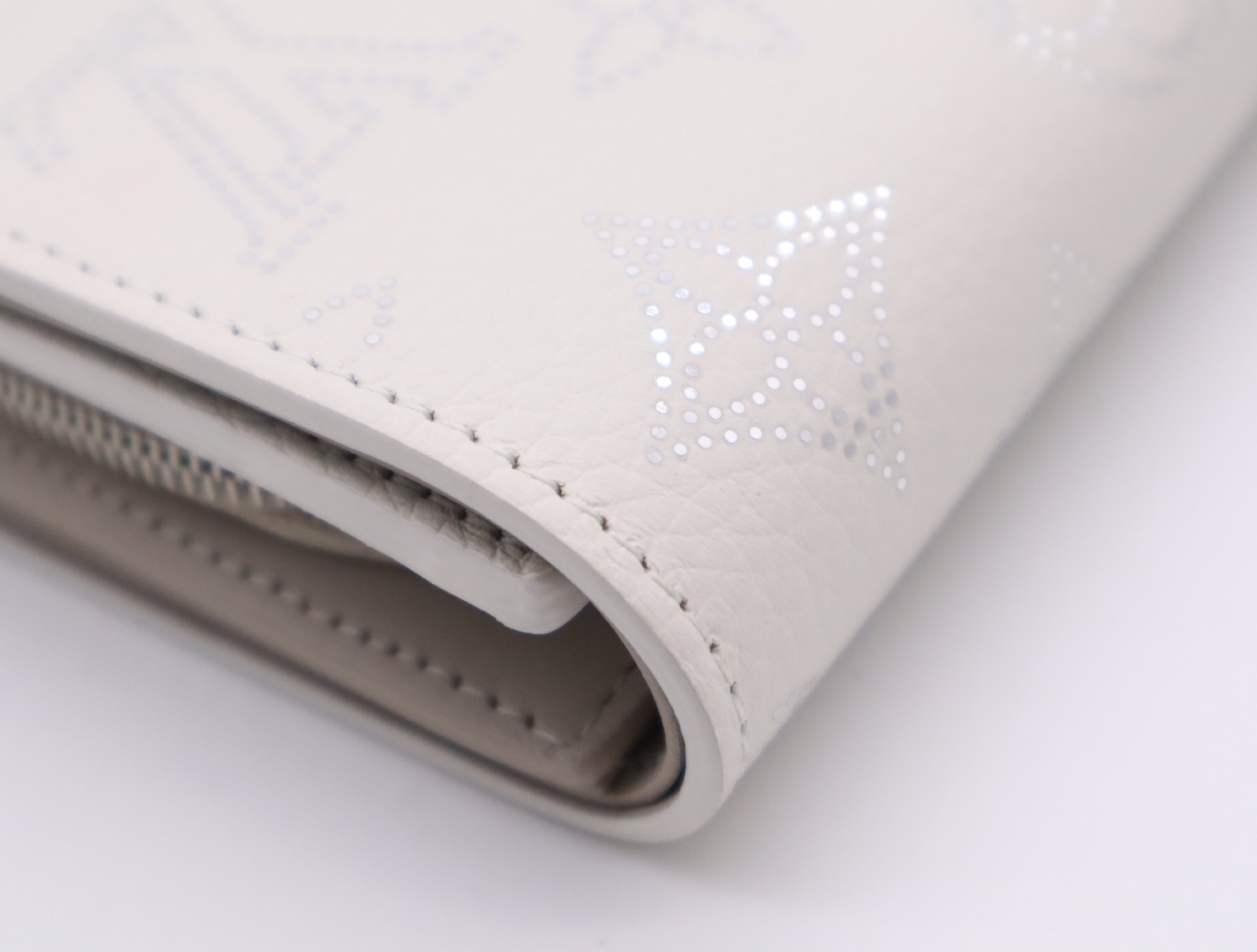 M12682 Mahina Iris Compact White Wallet with Dust Bag, RFID Tested. — view 8