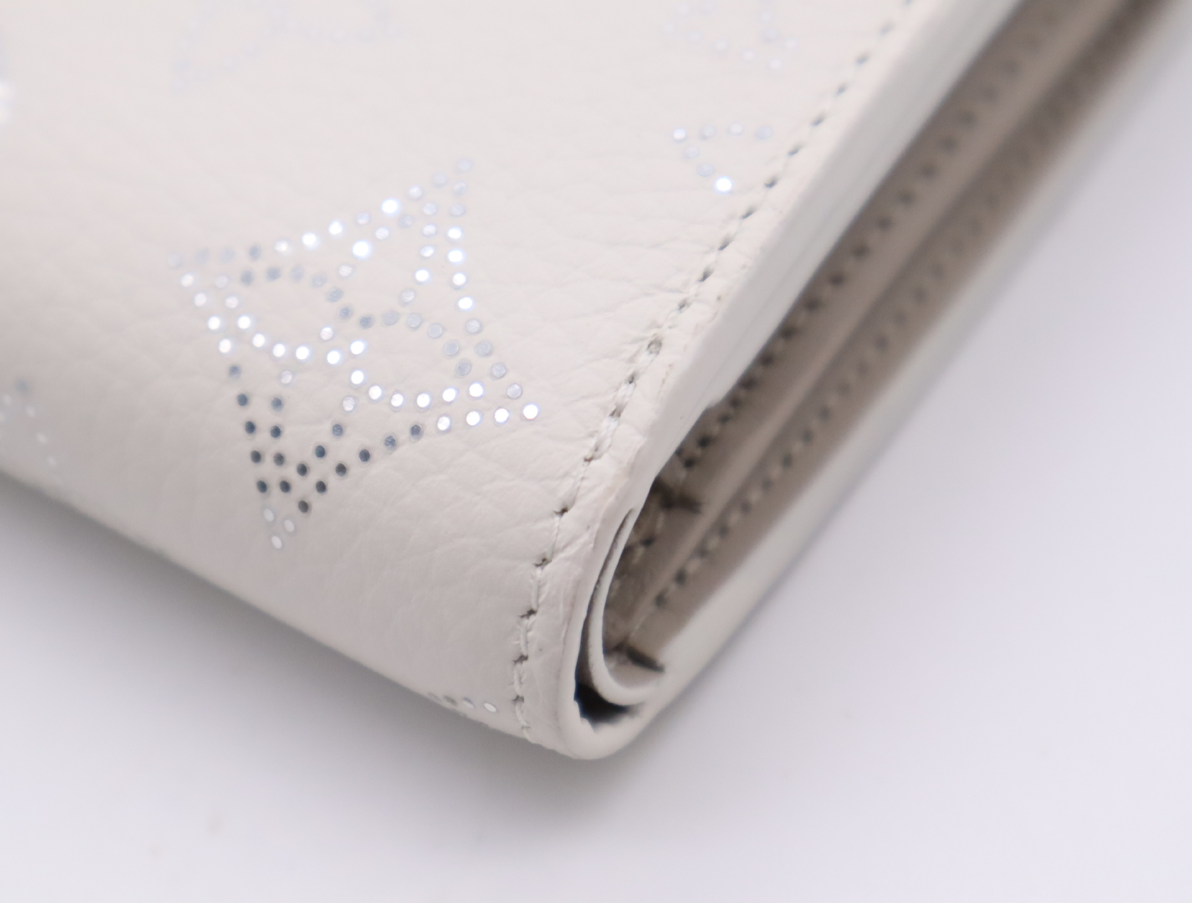 M12682 Mahina Iris Compact White Wallet with Dust Bag, RFID Tested. — view 9