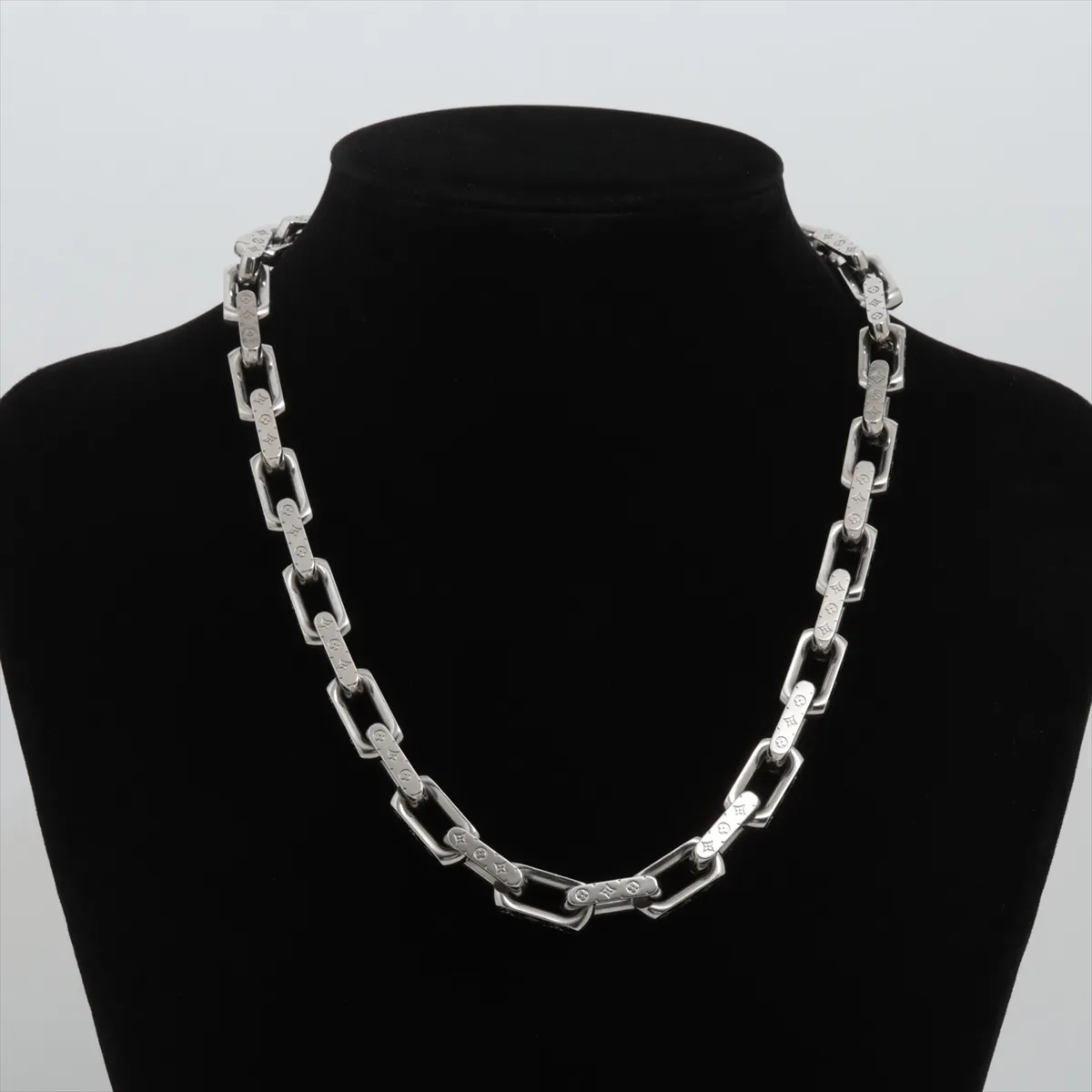 M00307 Collier Chain Monogram LE0233 Necklace, Metal, Silver, with dents, — view 5