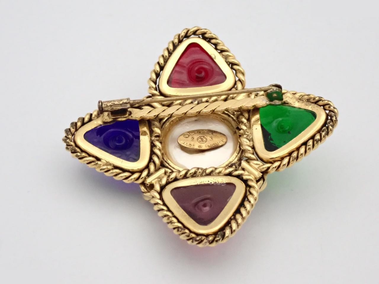Colored stone, clear stone, fine pearl brooch (with markings) — view 2
