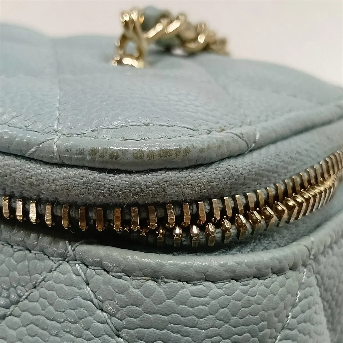 Matelassé Caviar Skin Chain Shoulder Bag Vanity Case Blue Gold Hardware 31931378 (Serial Number 31) — view 9